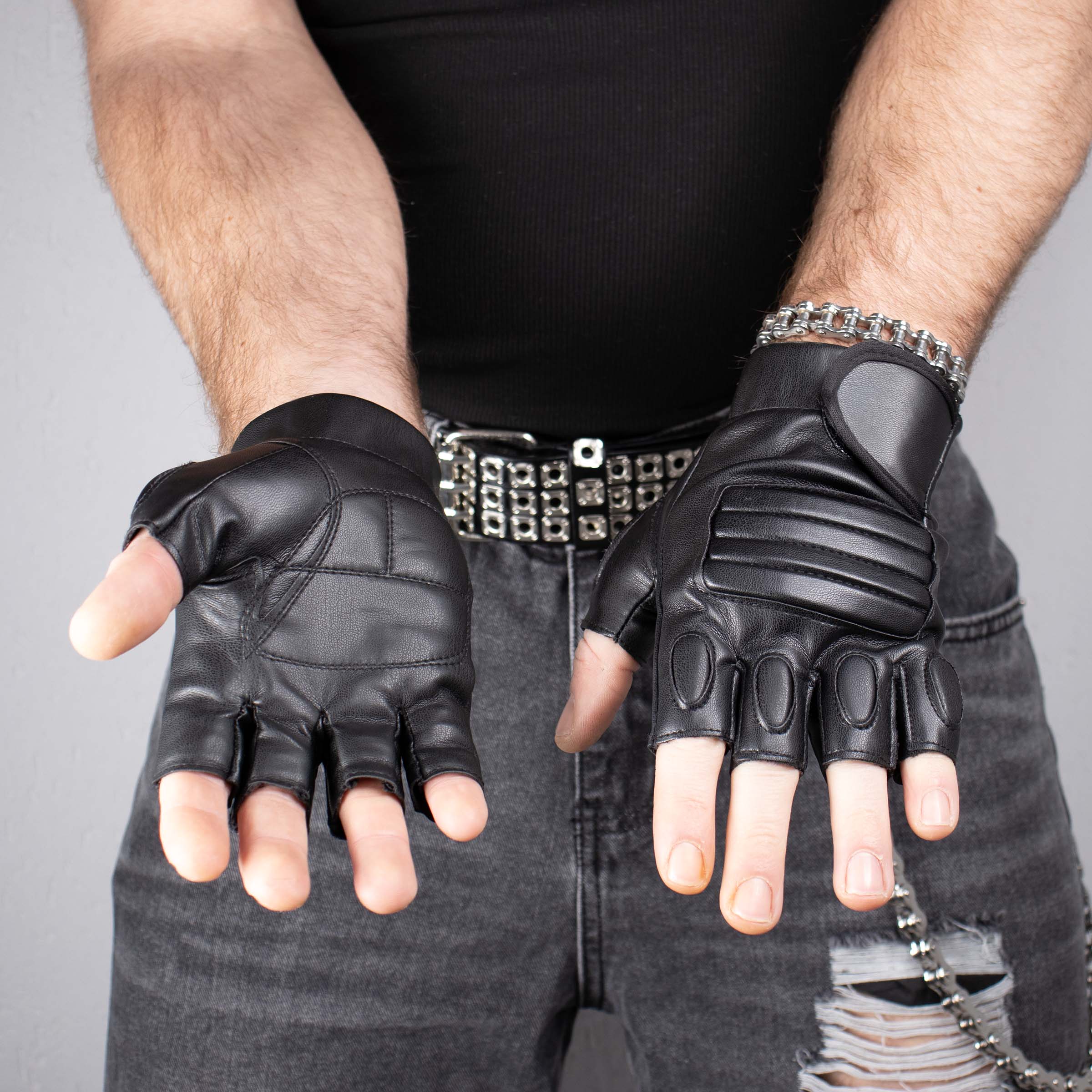 model met vingerloze rave handschoenen zwart leer vuisten binnenkant