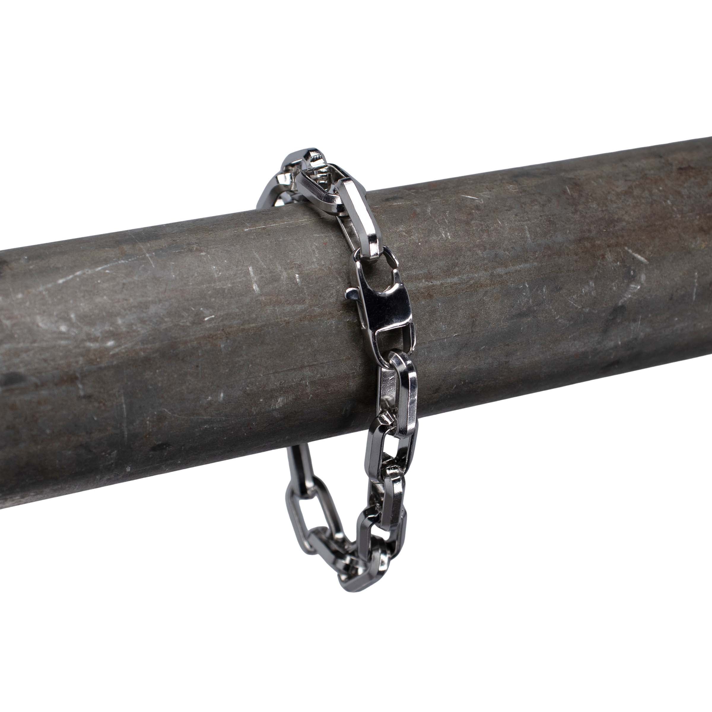 Close up van zilveren rave armband met sluiting 'paperclip'