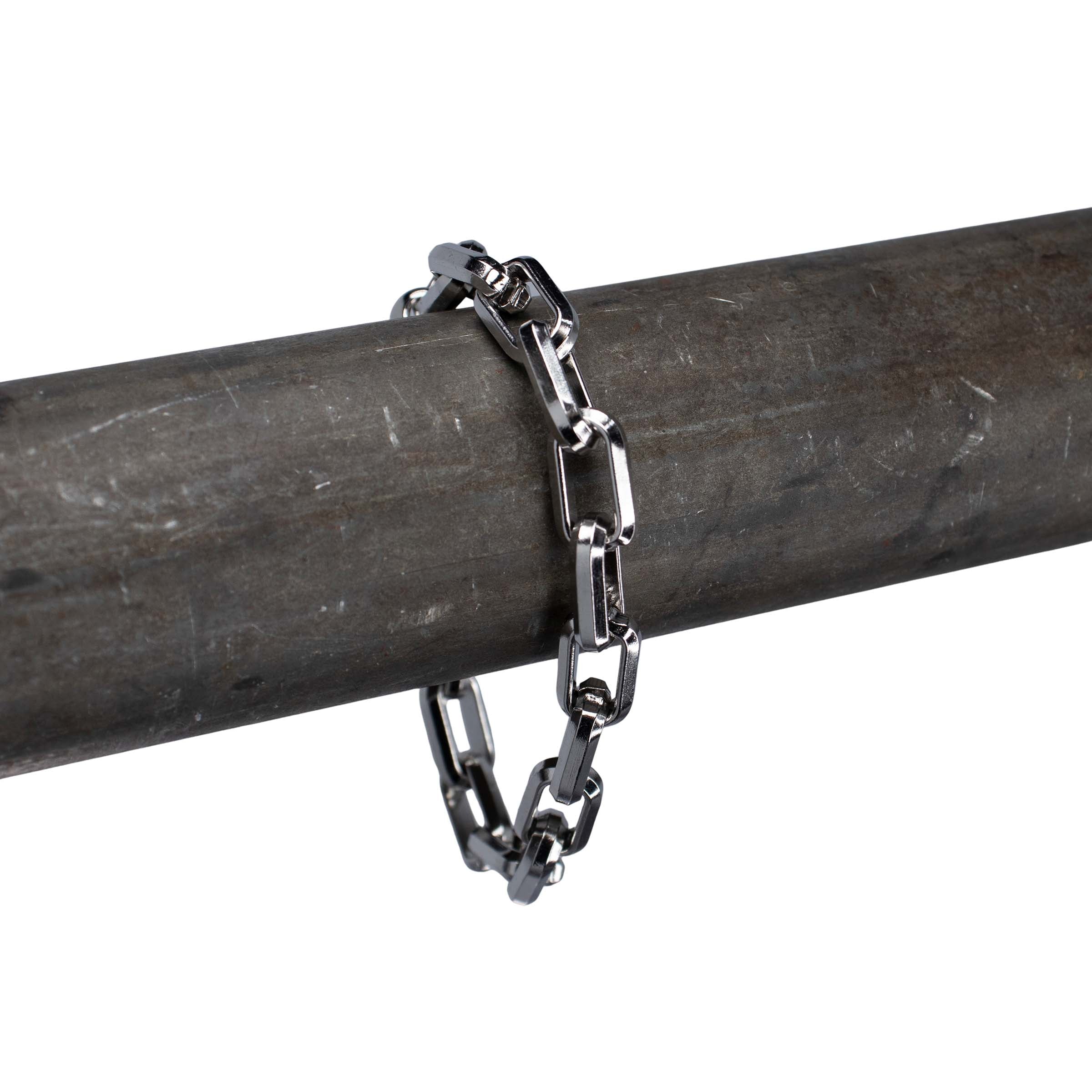 Close up van zilveren rave armband met sluiting 'paperclip'. Foto voorkant