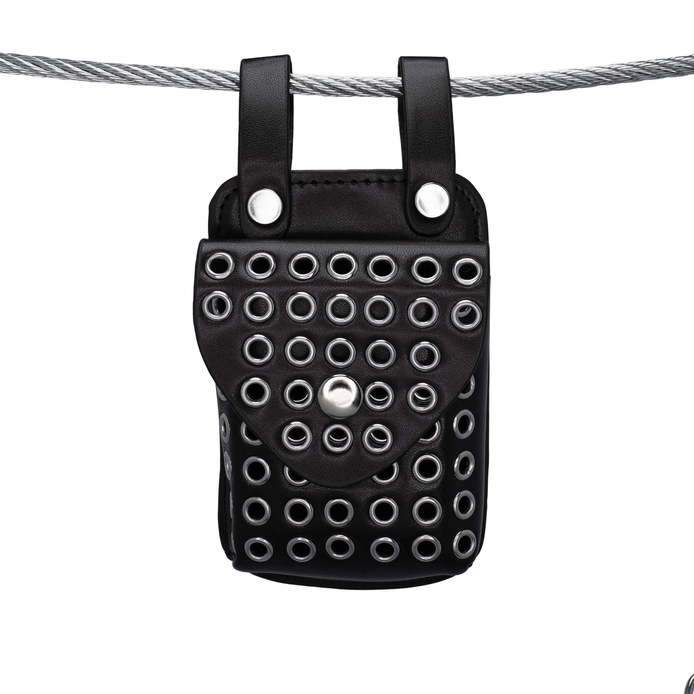 Close up van muntentasje van punk raver riem hangend aan een ketting