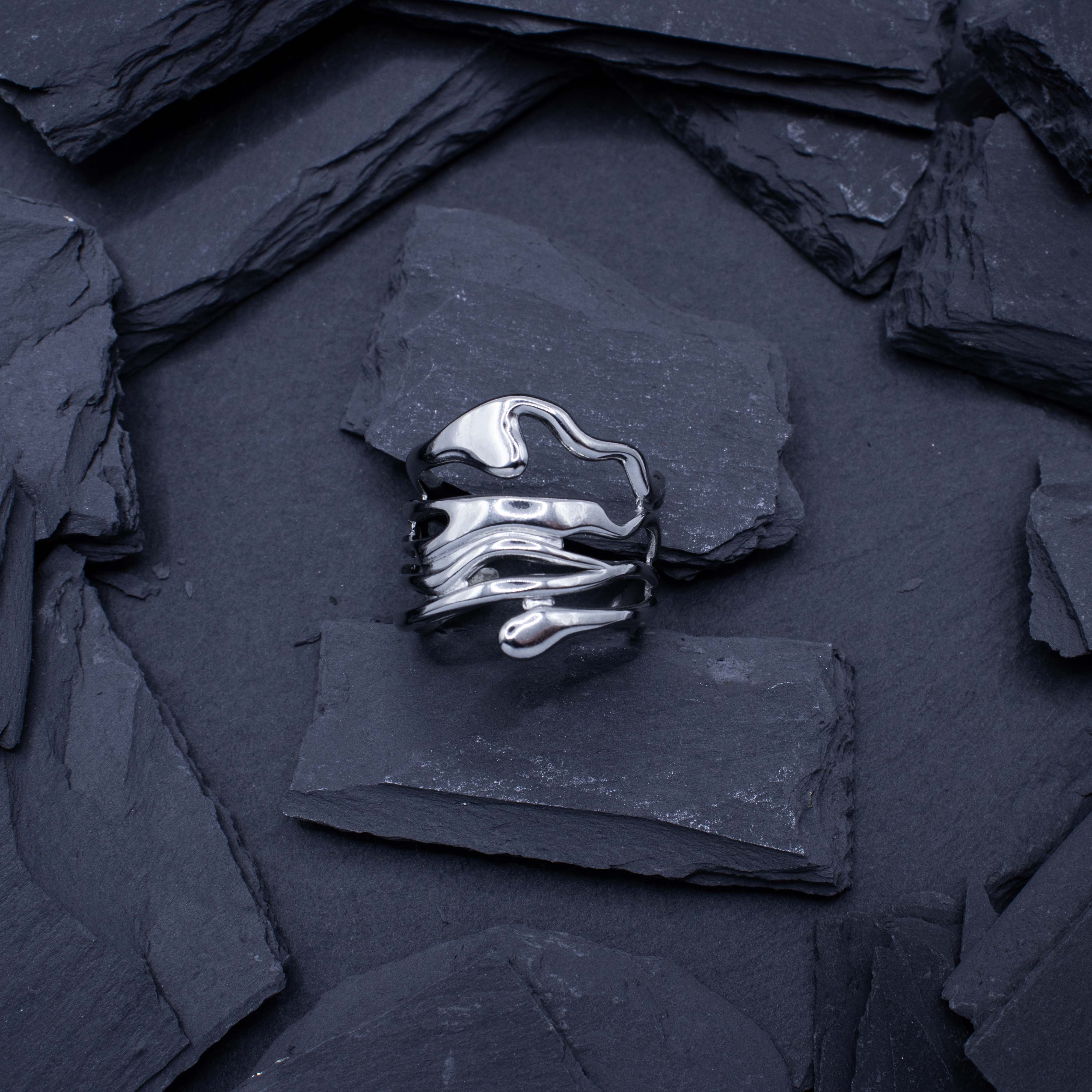 Zilveren 'River' rave ring van RARE RAVERS. Bovenzijde