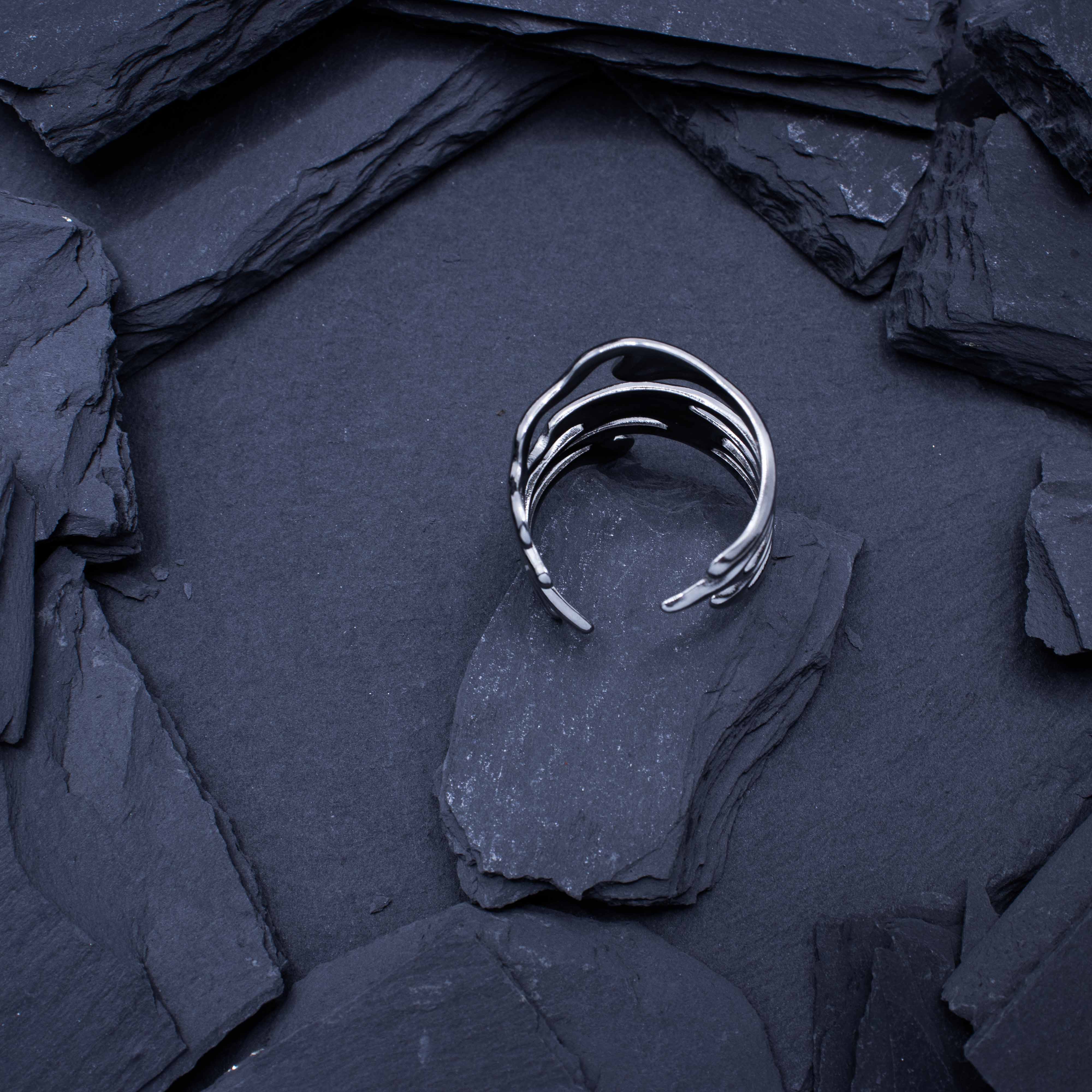 Zilveren 'River' rave ring van RARE RAVERS. Onderzijde