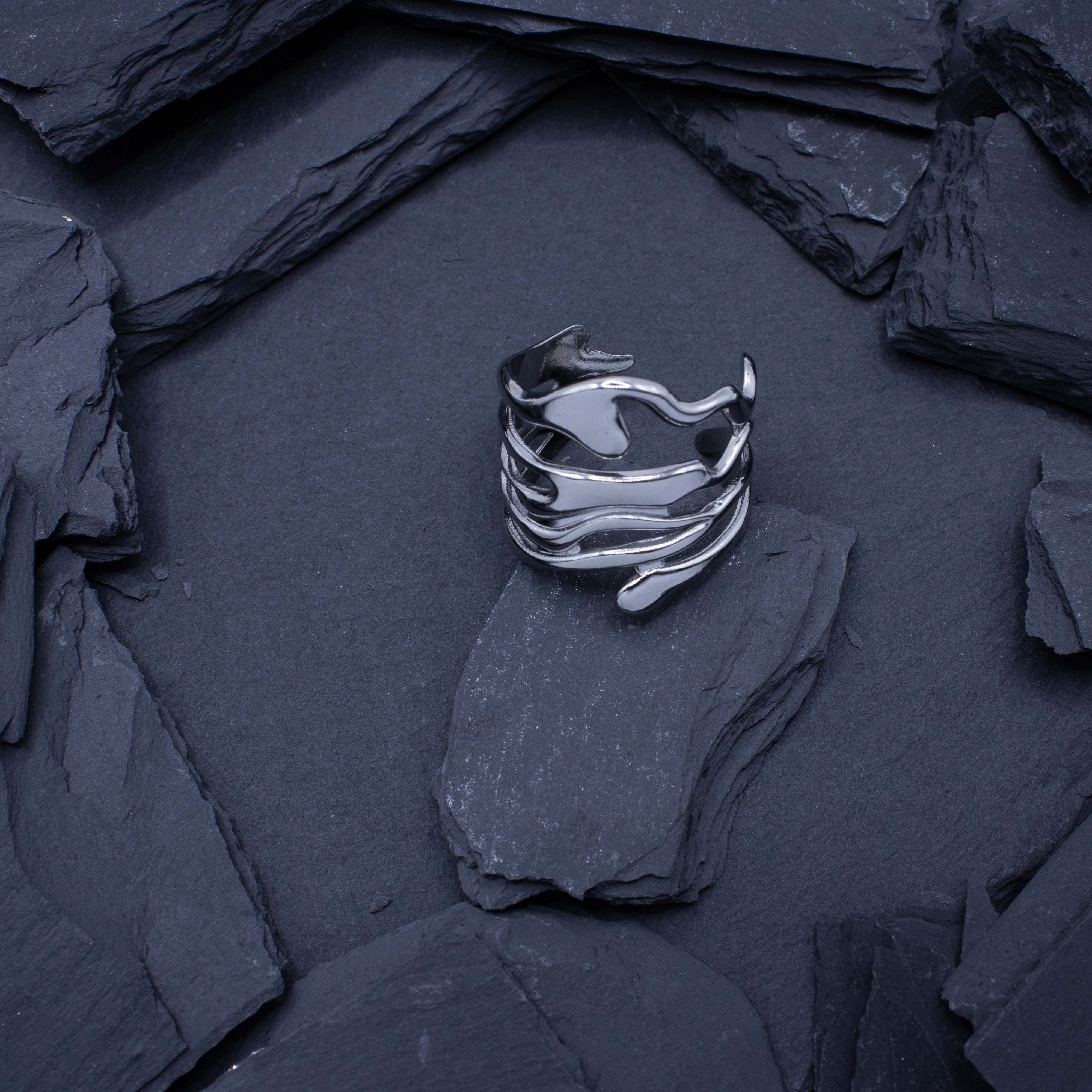 Zilveren 'River' rave ring van RARE RAVERS. Bovenzijde2