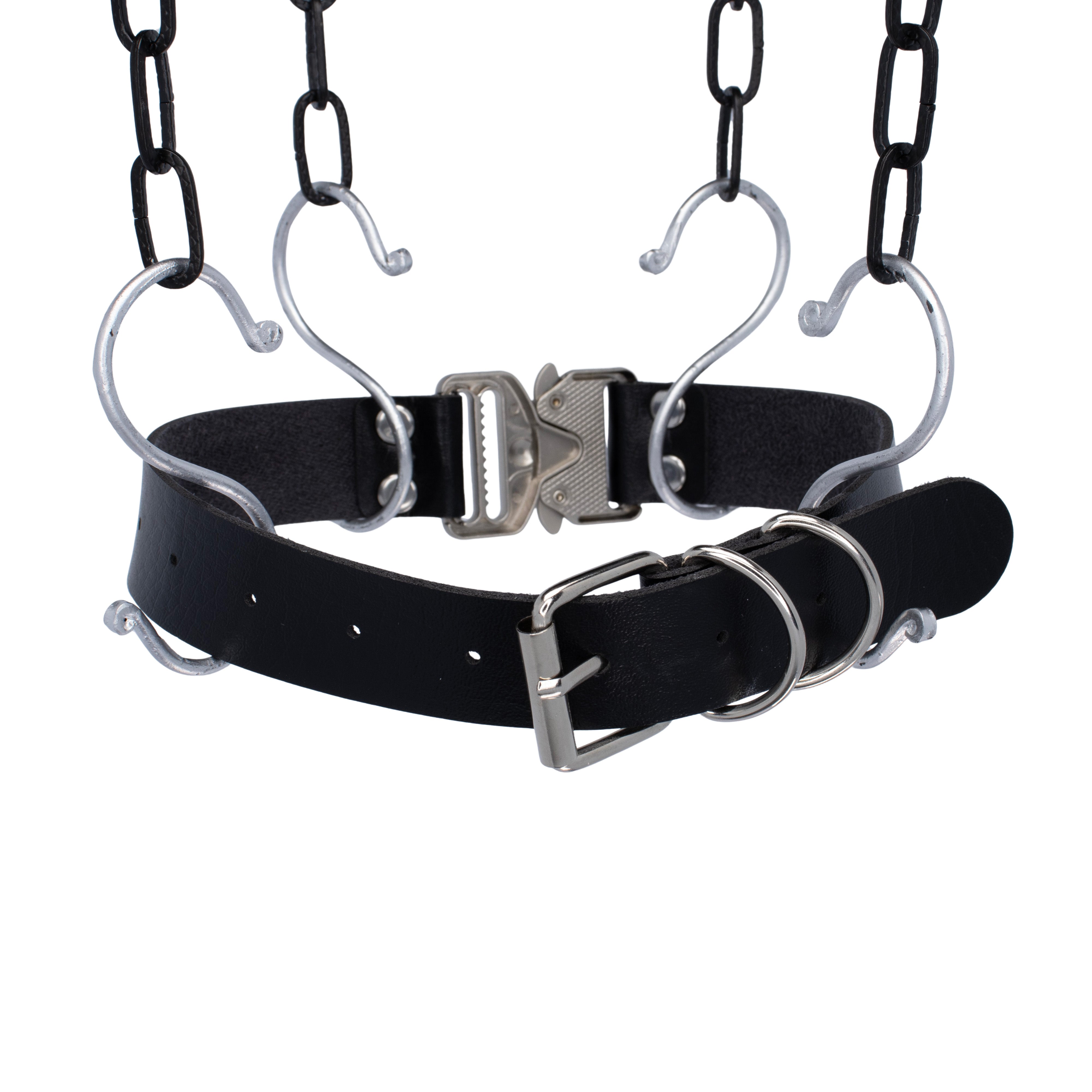 Choker 'Tech' van RARE RAVERS. Zwart PU-leer met zilveren details. Achterkant