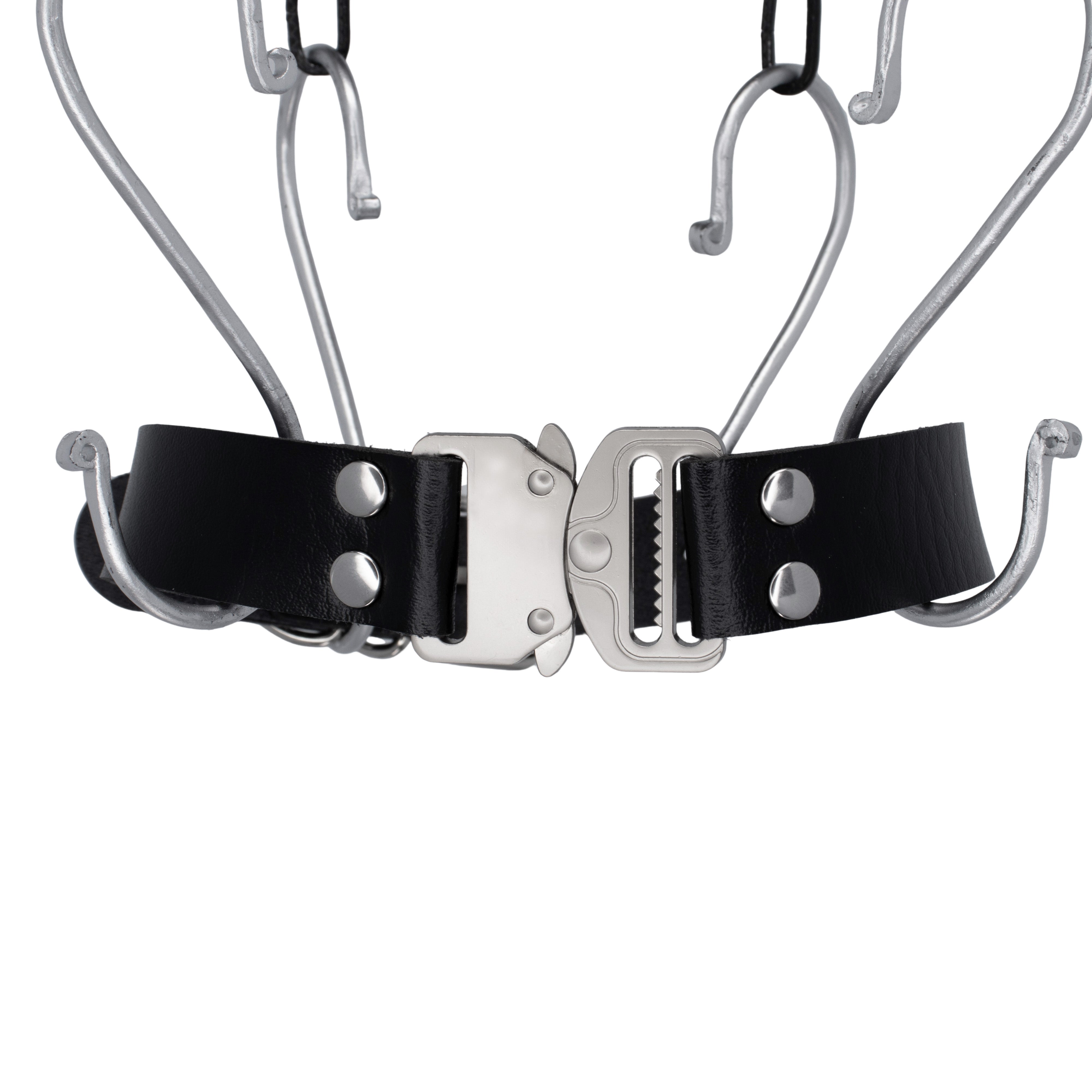 Choker 'Tech' van RARE RAVERS. Zwart PU-leer met zilveren details