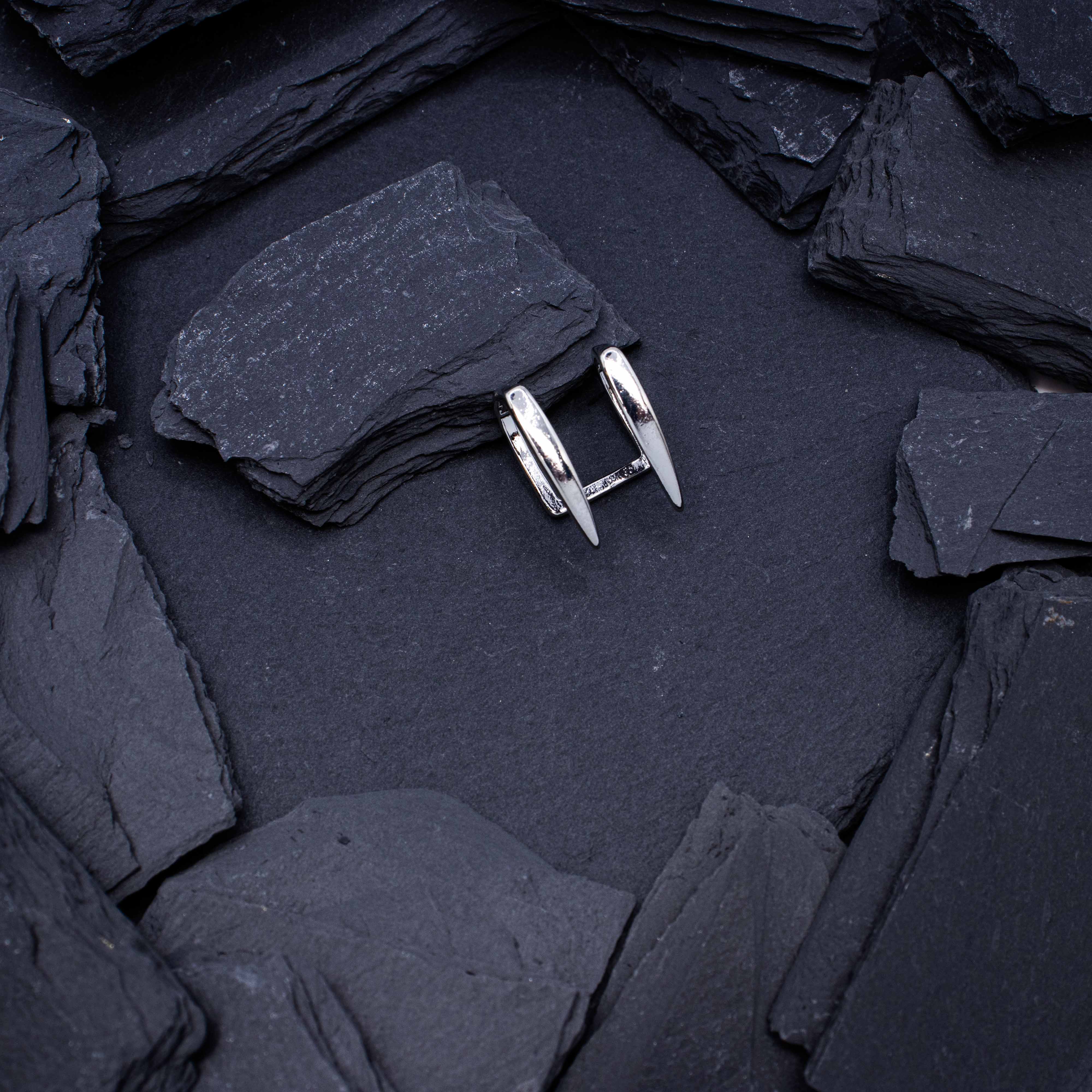 Zilveren 'Vampire' lippiercing/lipclip van RARE RAVERS. Bovenzijde