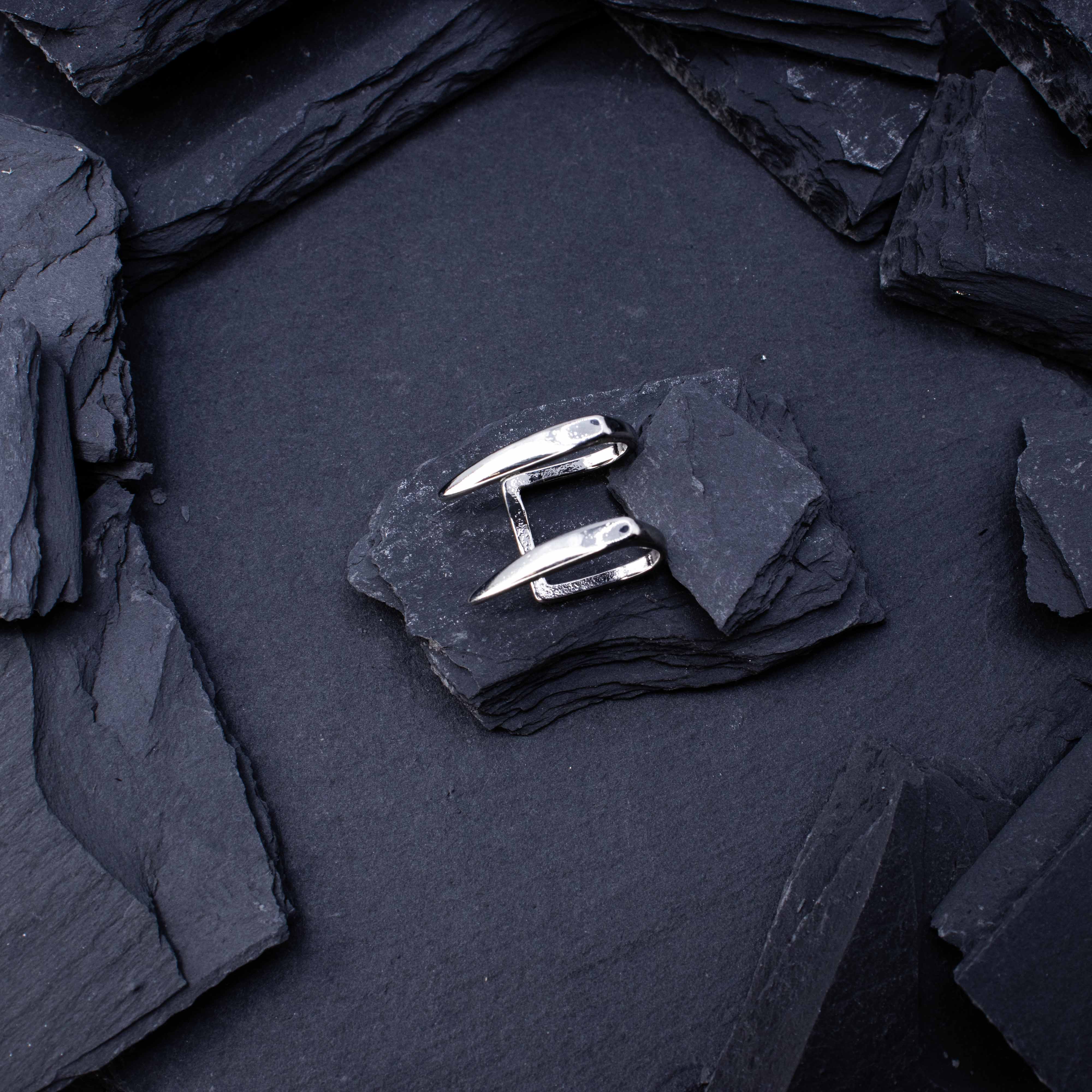 Zilveren 'Vampire' lippiercing/lipclip van RARE RAVERS. Bovenzijde2