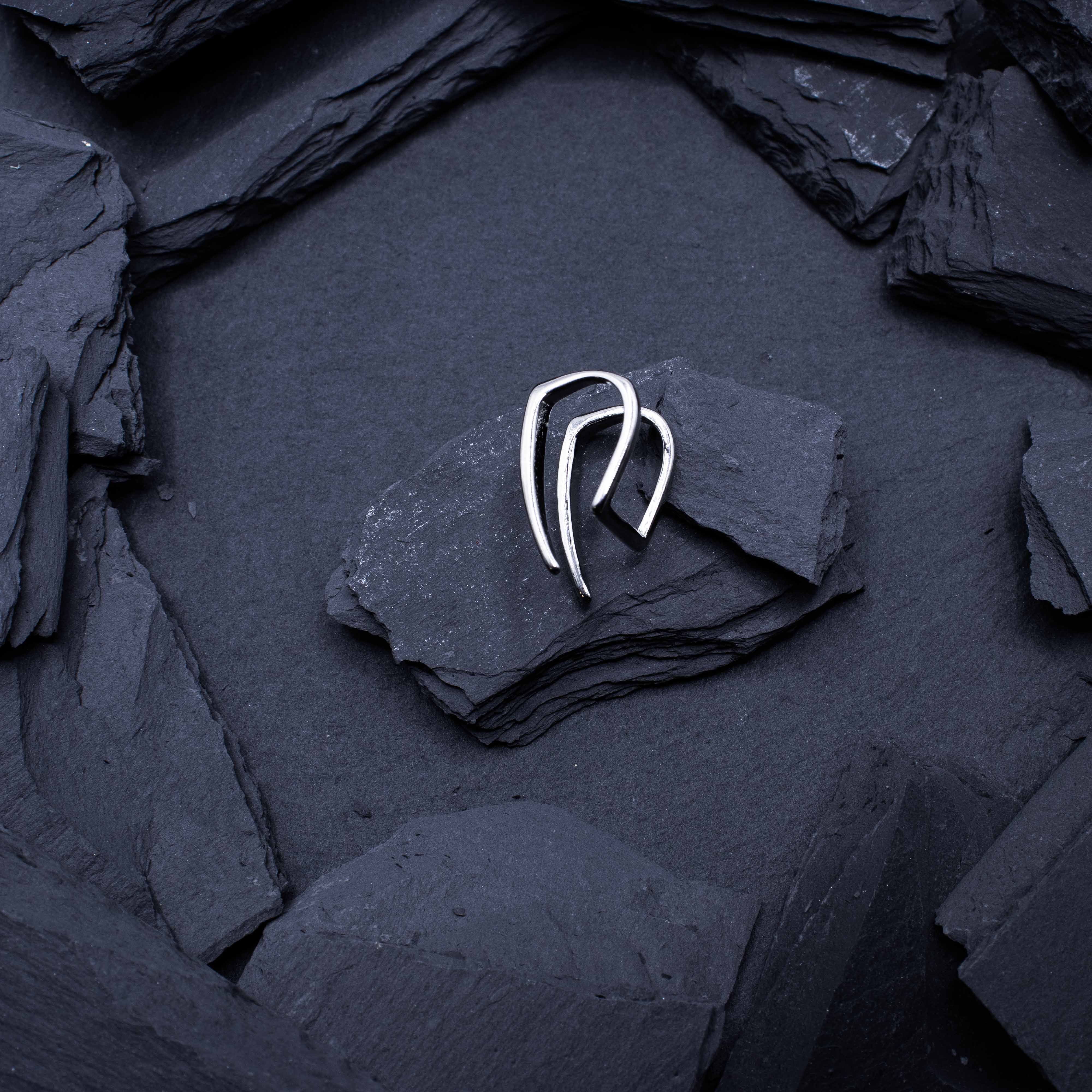 Zilveren 'Vampire' neppe lippiercing/lipclip van RARE RAVERS. Zijkant