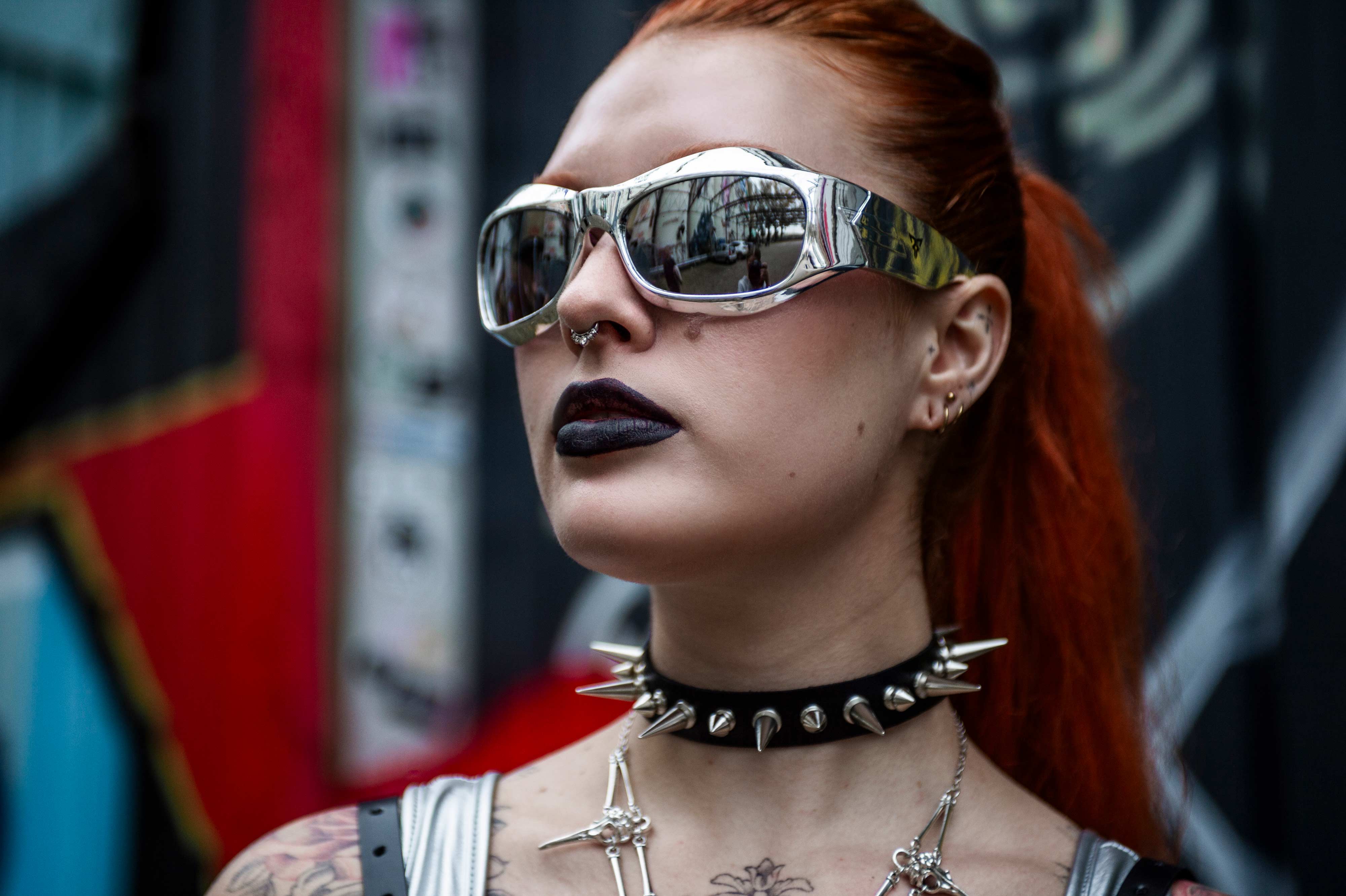 zilveren rave bril 'Nox' spiegelglazen festival model vrouw