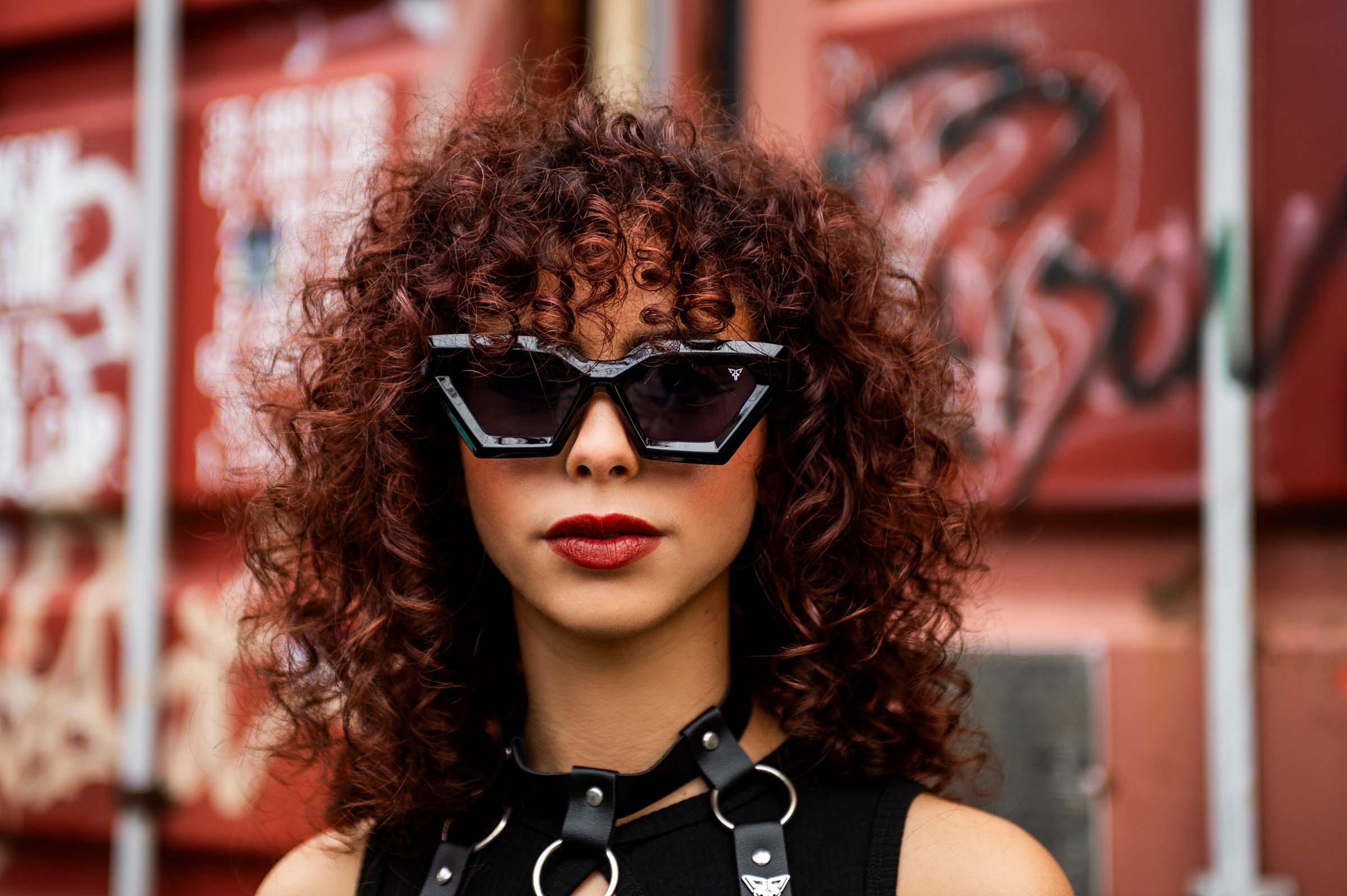 woman rave sunglasses black techno zwart zonnebril