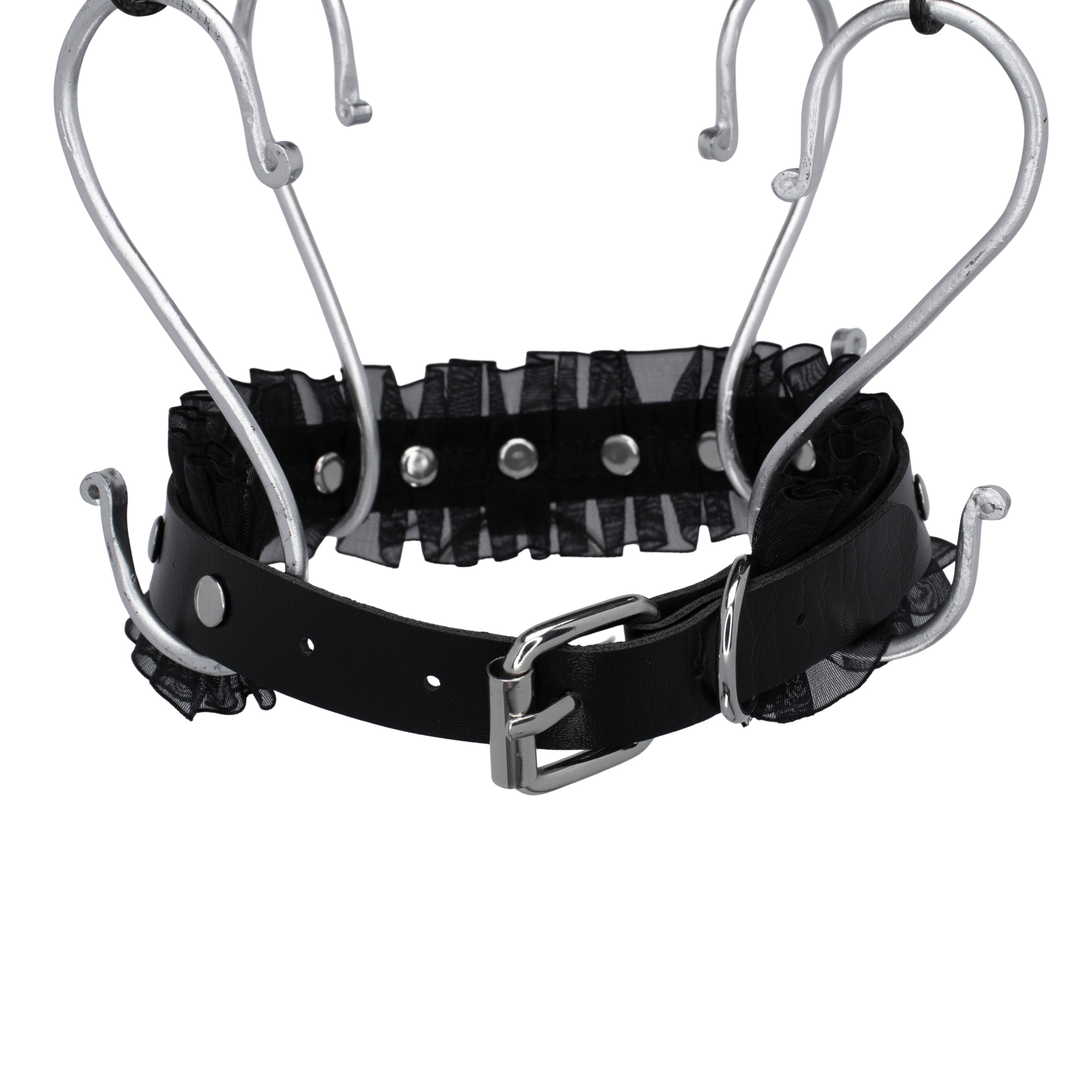 Zwarte PU-leren choker met zilveren details, unisex ontwerp geïnspireerd door de industriële technoscene. Perfect om een basic outfit om te toveren tot een rave look.

Achterkant