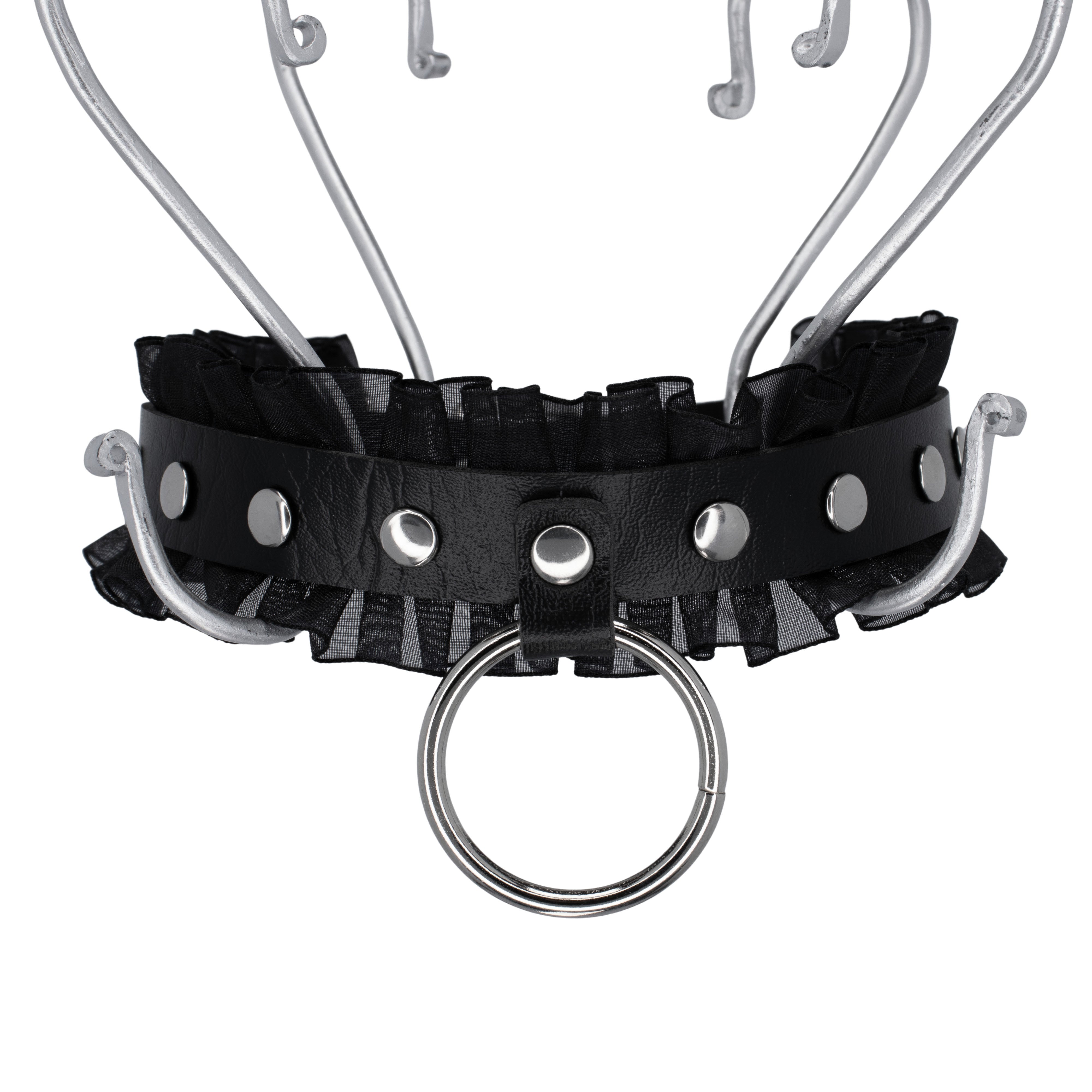 Zwarte PU-leren choker met zilveren details, unisex ontwerp geïnspireerd door de industriële technoscene. Perfect om een basic outfit om te toveren tot een rave look.

Voorkant