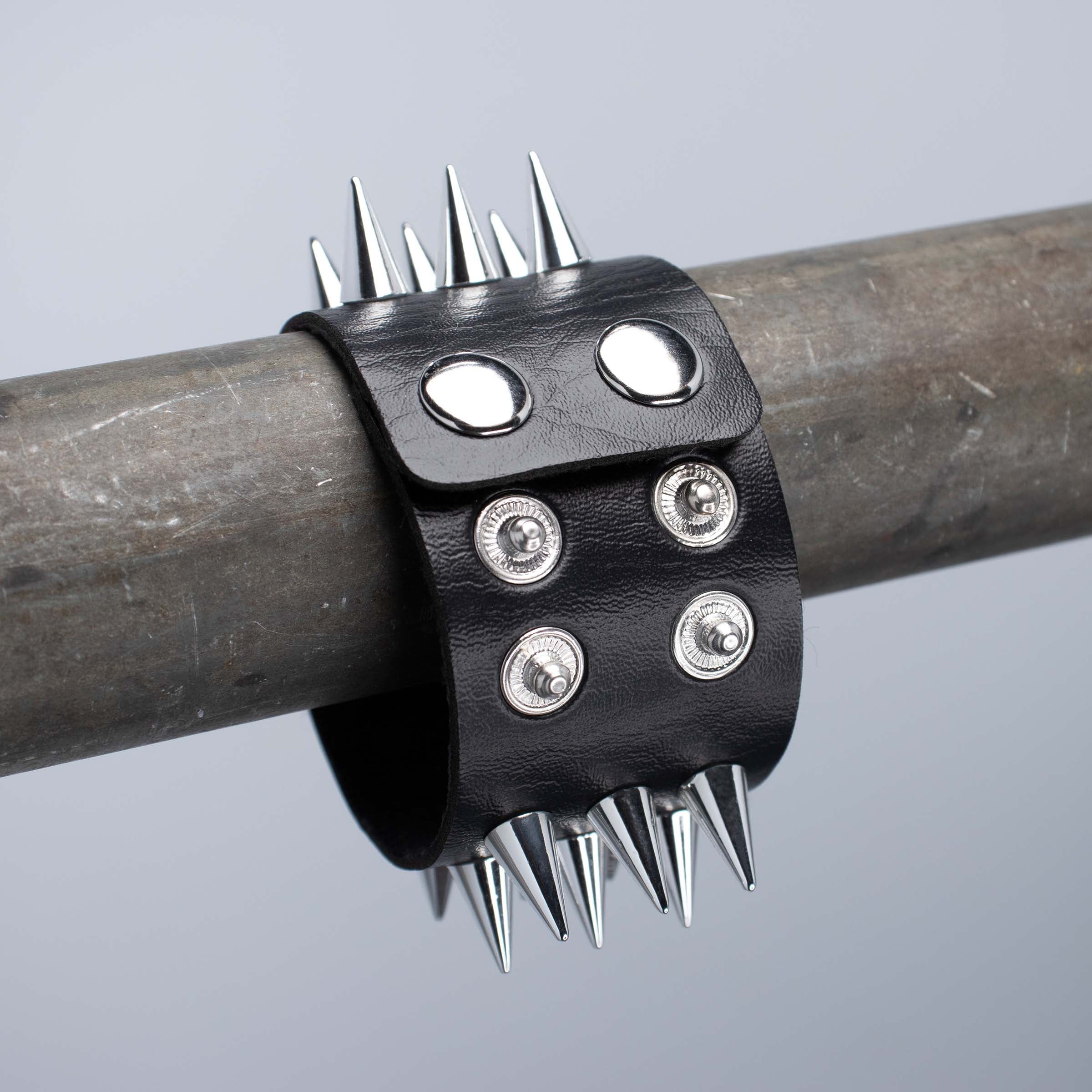 Close up van achterzijde van lederen rave armband 'leather spikes' met zilveren stekels. 