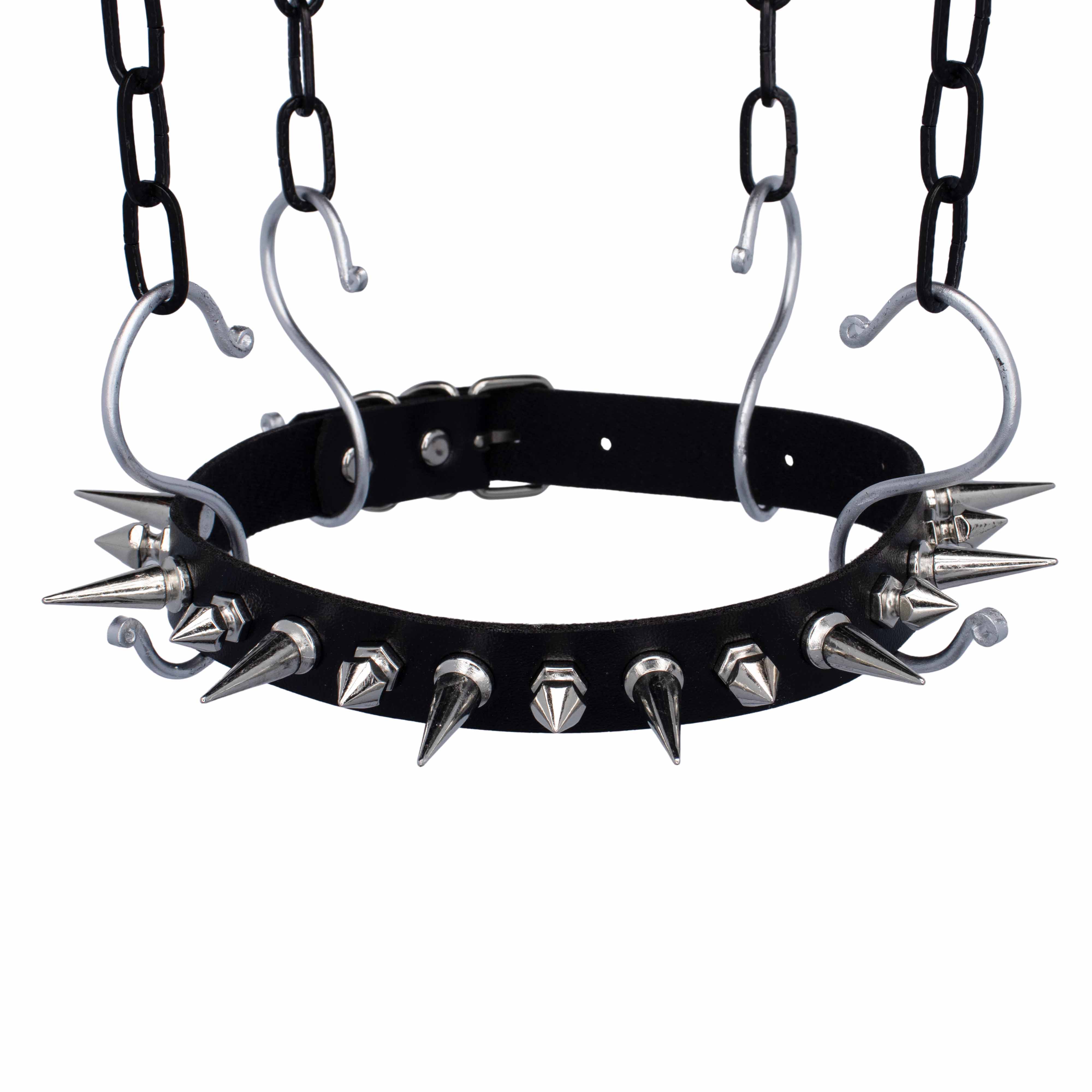 Zwarte PU-leren choker met zilveren spikes, 43 cm lang en 1,8 cm breed. Verstelbaar met gesp, unisex ontwerp voor de technoscene en rave outfits.

Schuin van boven
