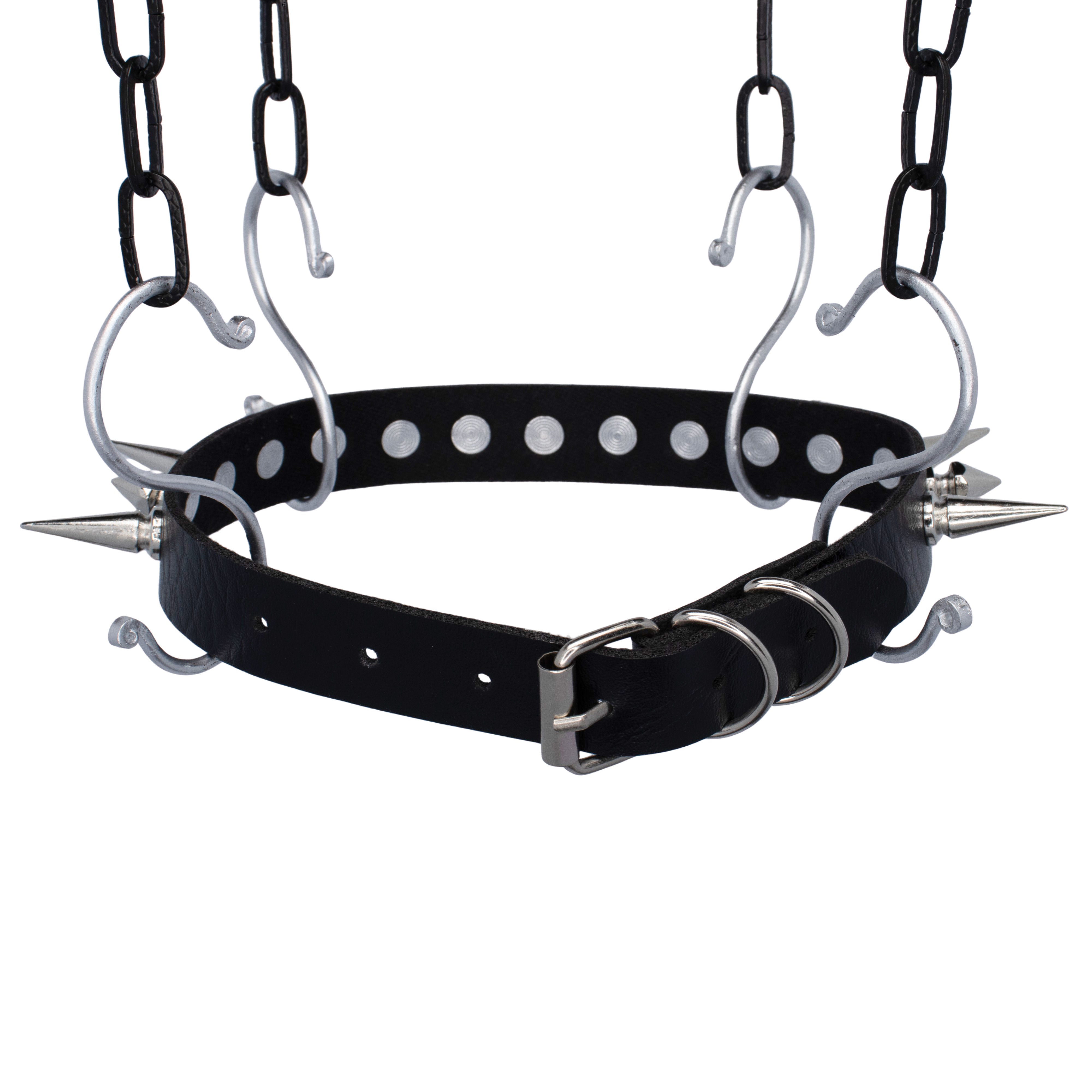 Zwarte PU-leren choker met zilveren spikes, 43 cm lang en 1,8 cm breed. Verstelbaar met gesp, unisex ontwerp voor de technoscene en rave outfits.

Achterkant