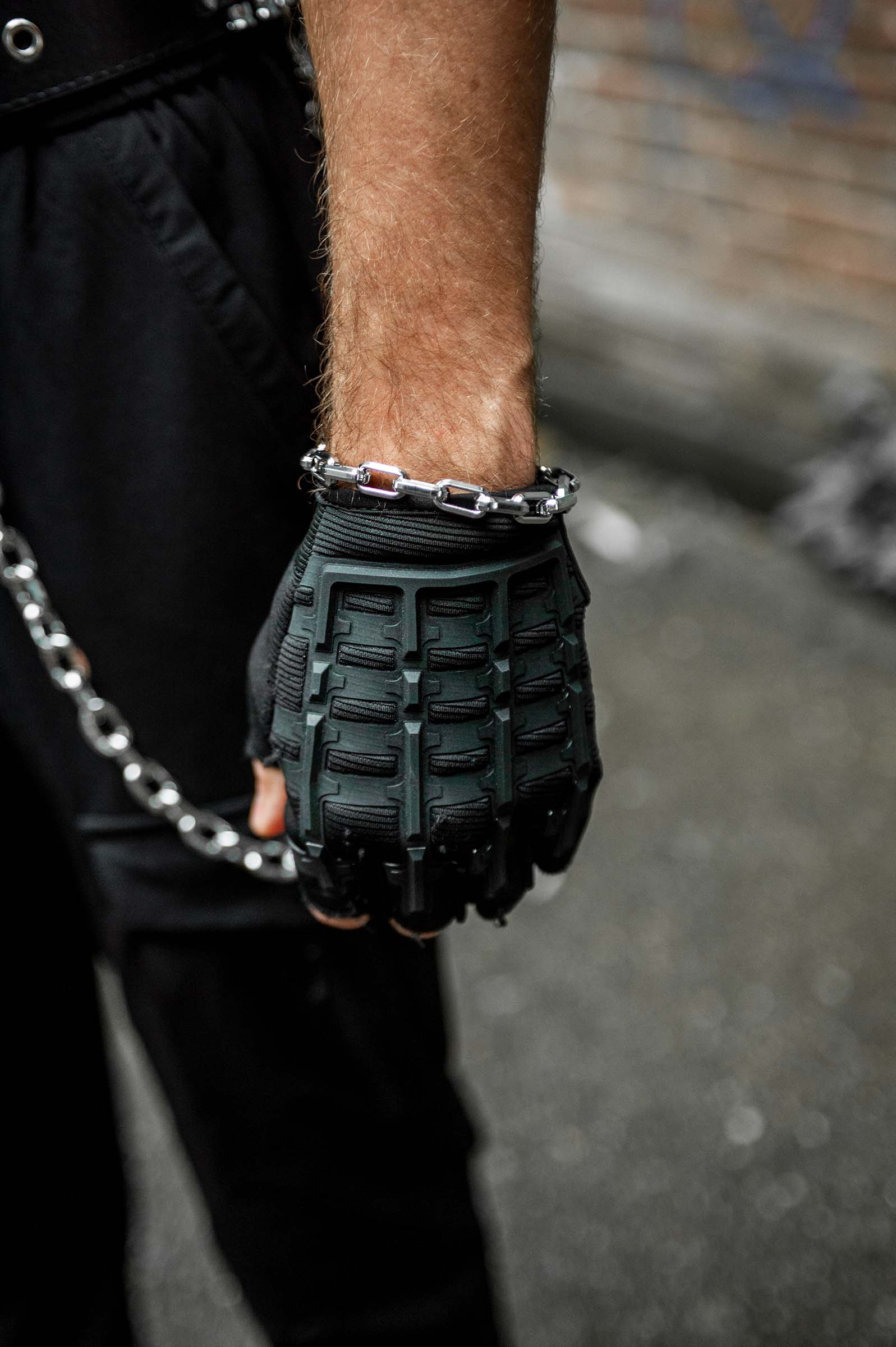 Model met zilveren rave armband 'RRChain'. Foto van arm