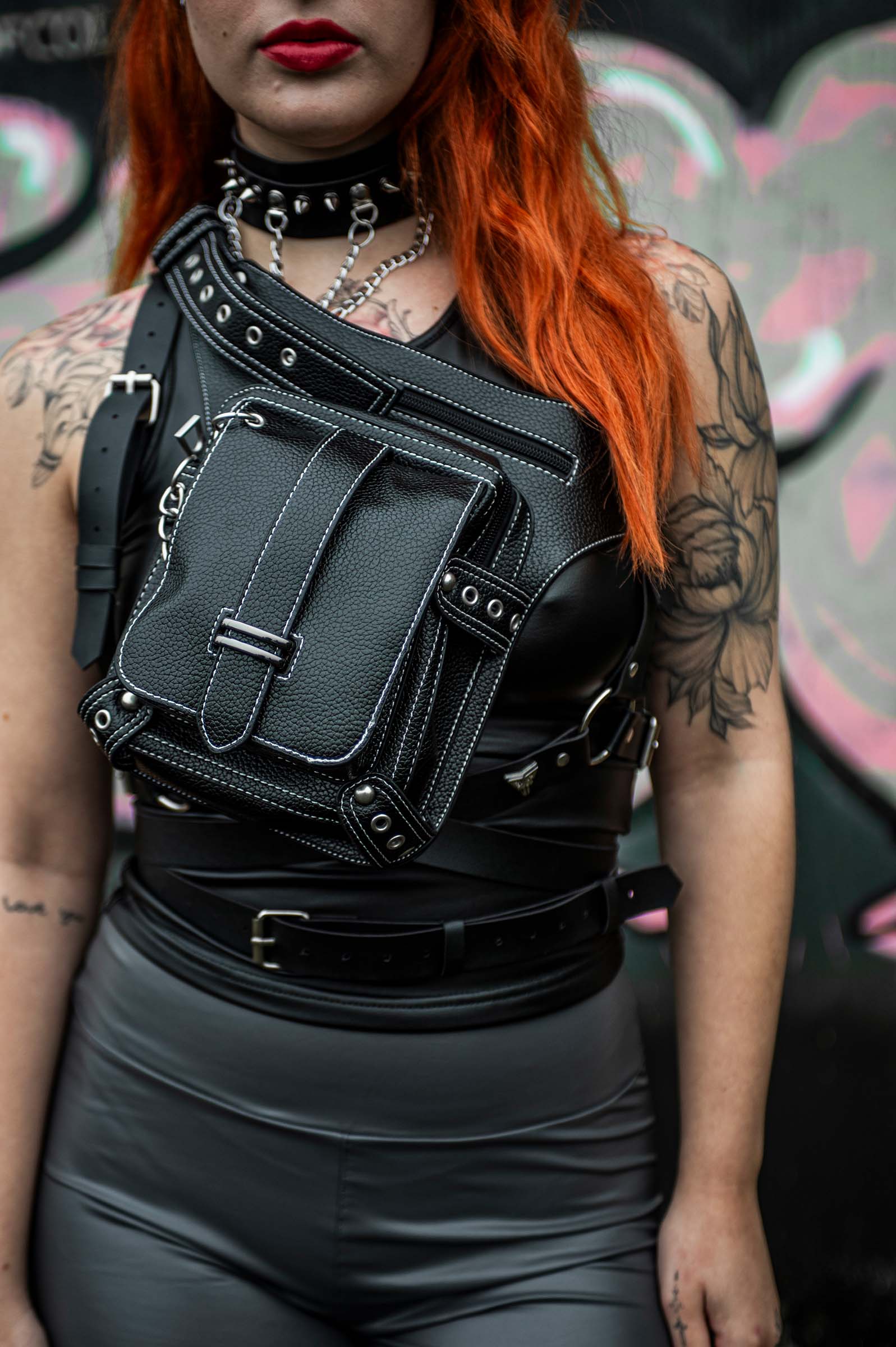 Model met rave outfit inclusief tas 'biker' op festival, cross body gedragen