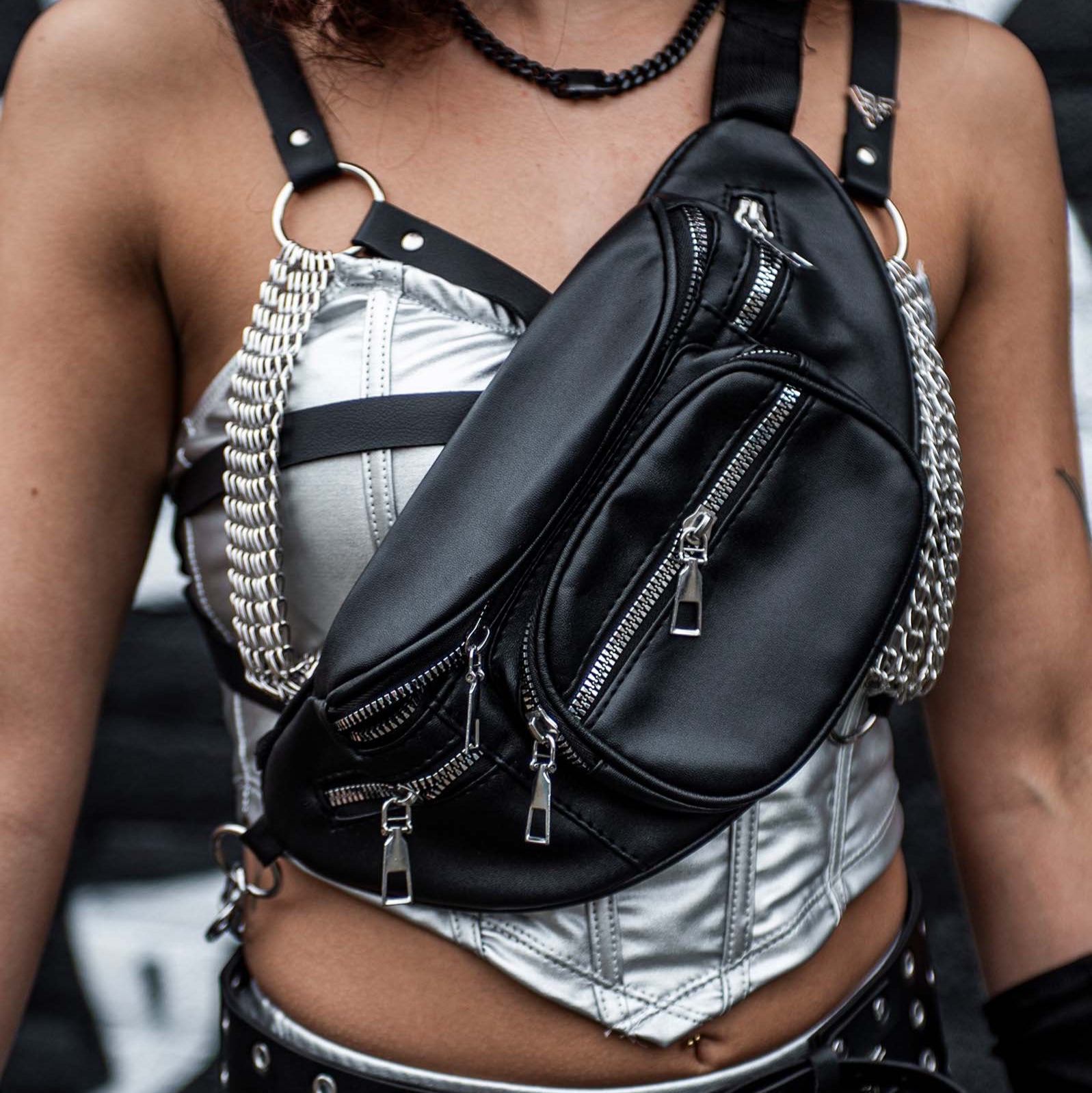 model op festival met crossbody/schoudertas voorzijde close up