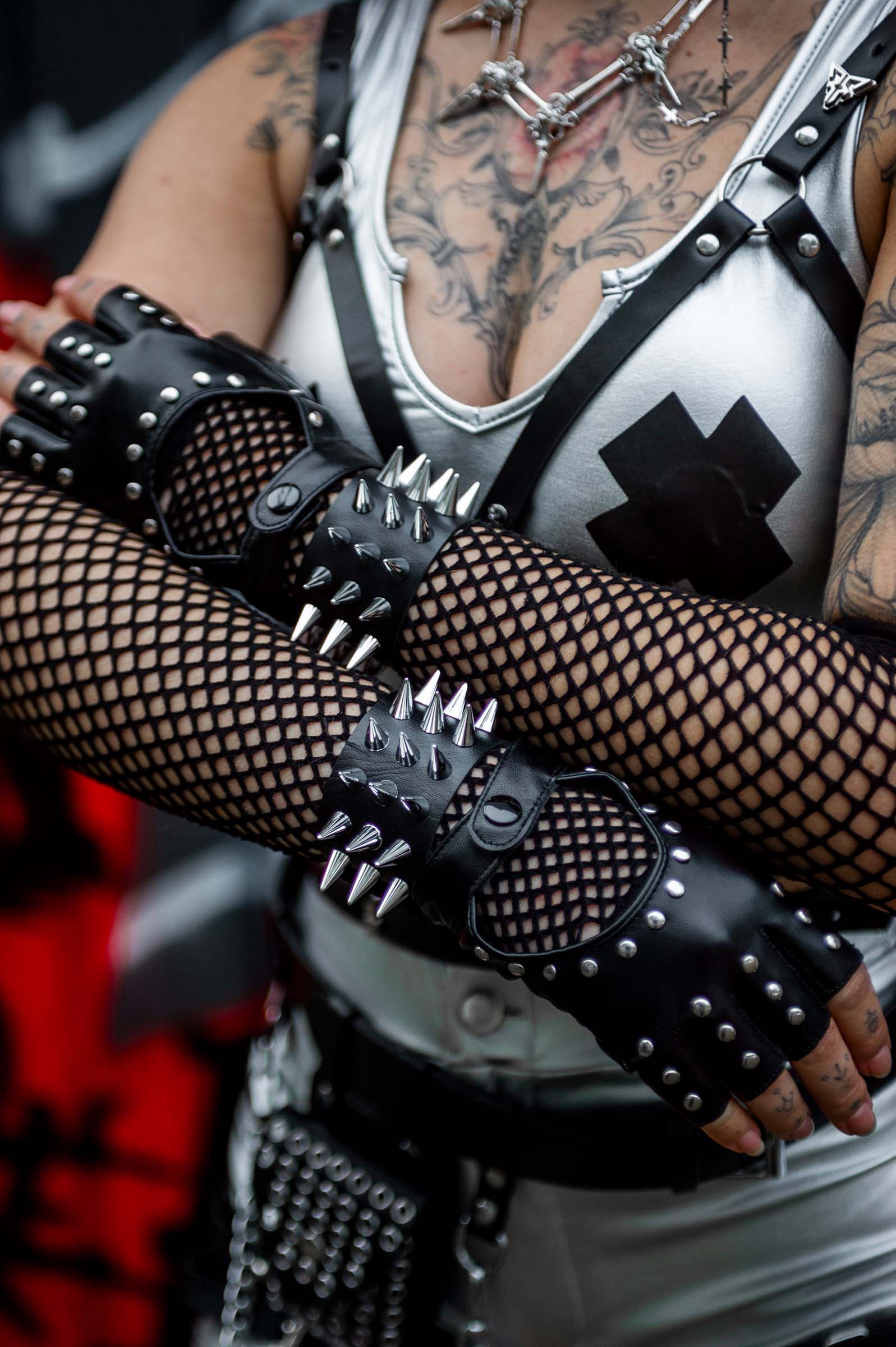 Vrouwelijk model met lederen rave armband 'leather spikes' met zilveren stekels aan beide armen