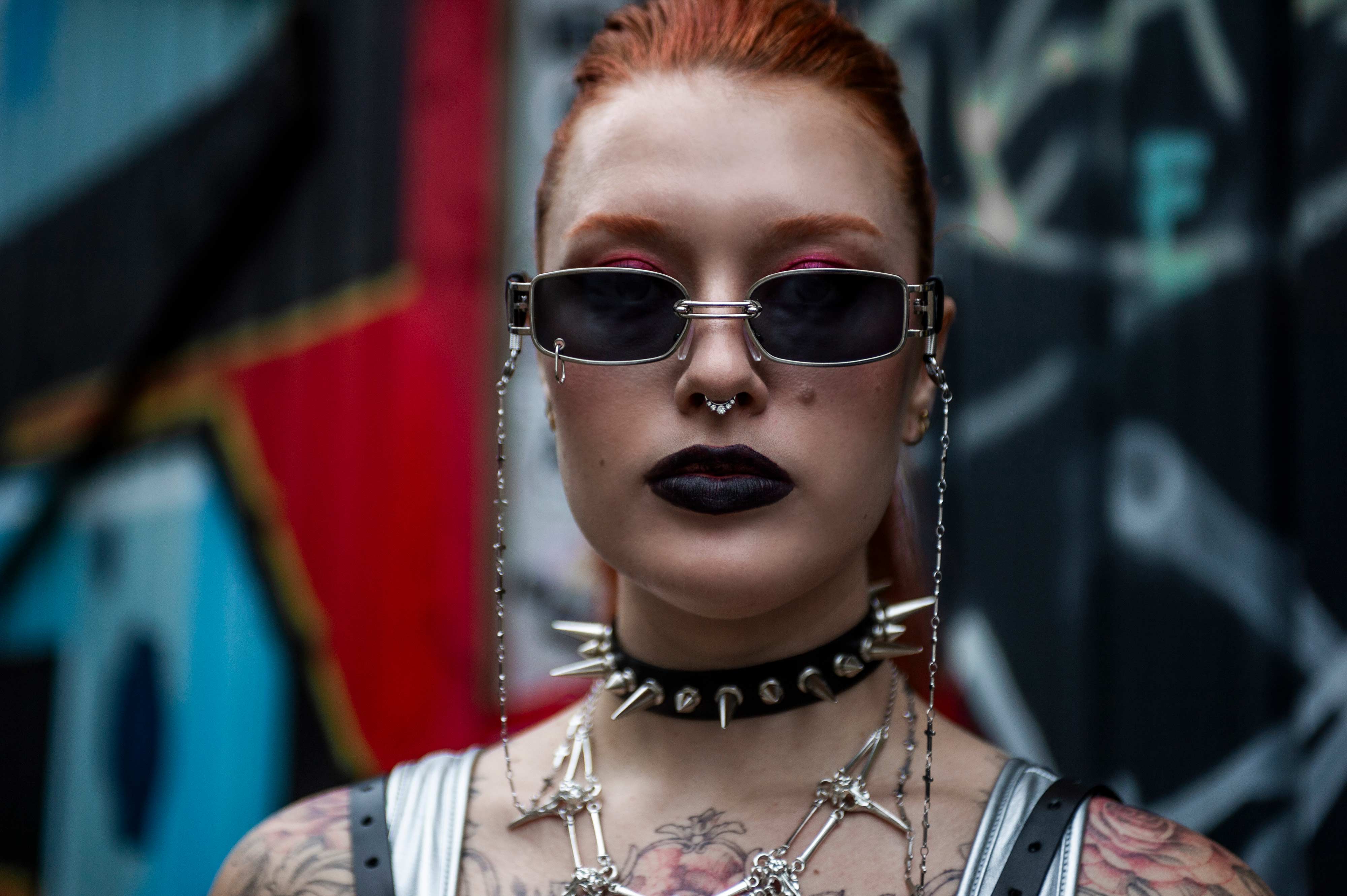 Vrouwelijk model op festival die rave bril pierce glasses draagt