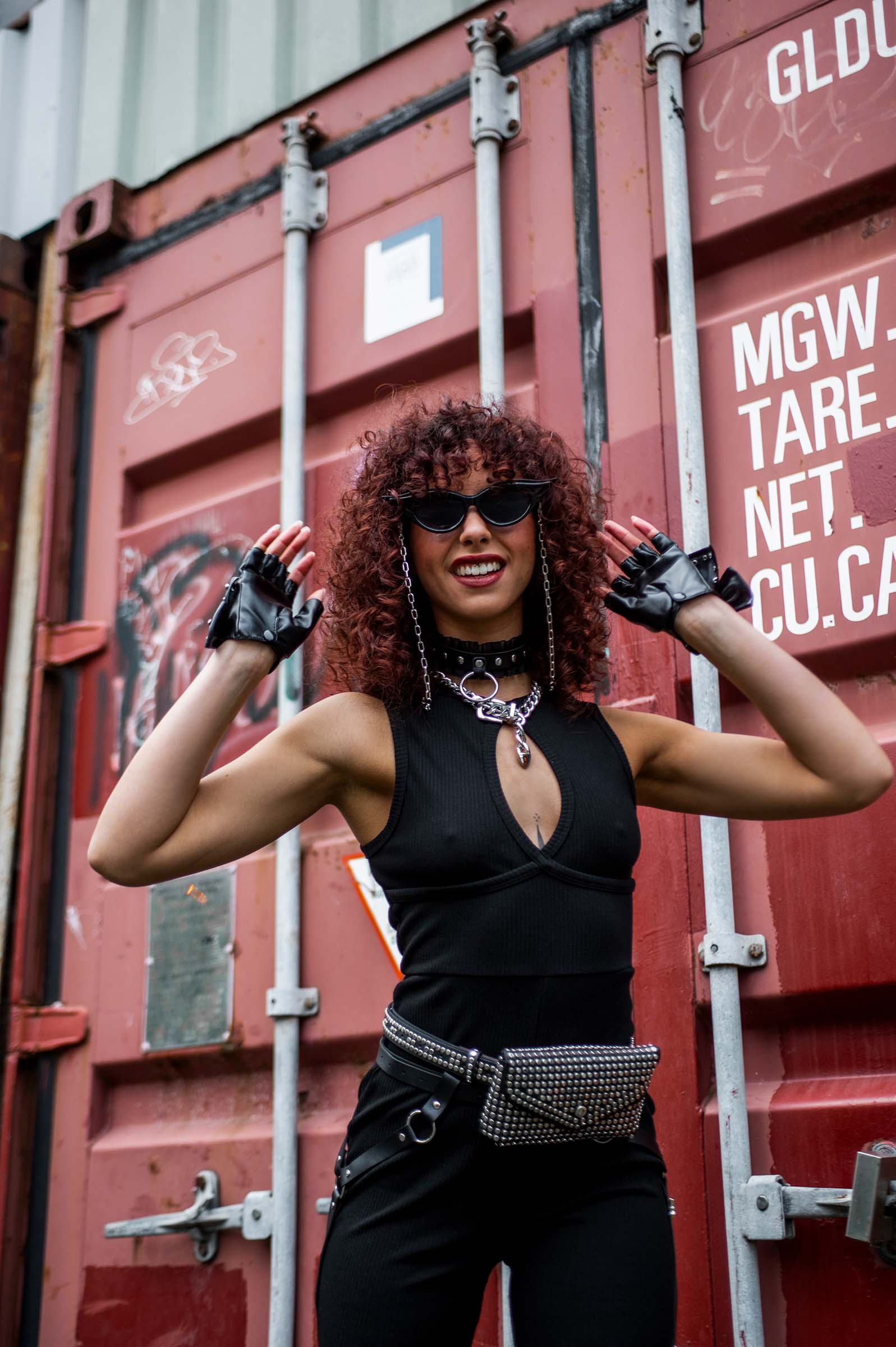 Model draagt zilveren 'Fancy Cuban' rave ketting van RARE RAVERS, verstelbaar en perfect voor een unieke festival- of rave-look.

Foto voorzijde