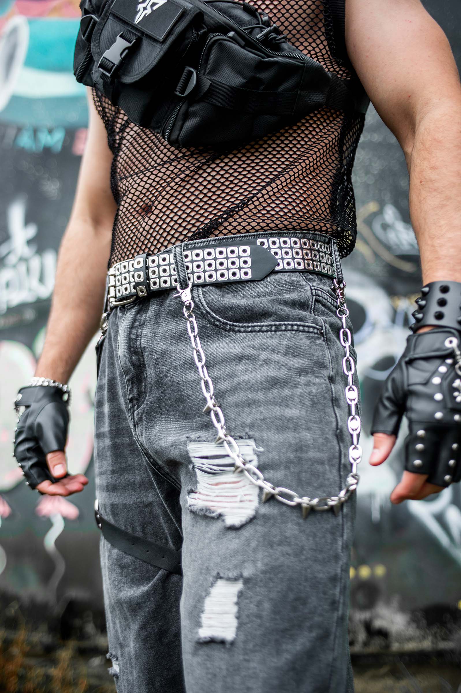 mannelijk model met broekketting spikes op festivalterrein