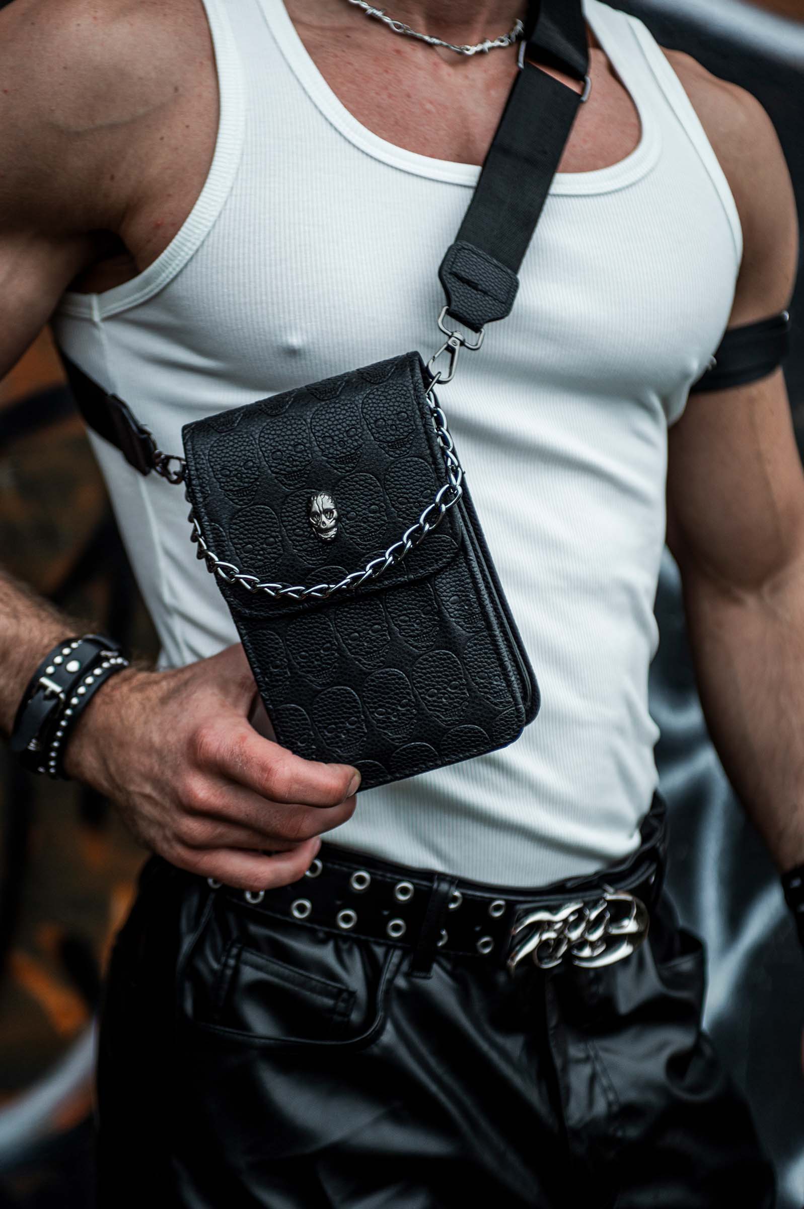 model op festival met skull crossbody tas