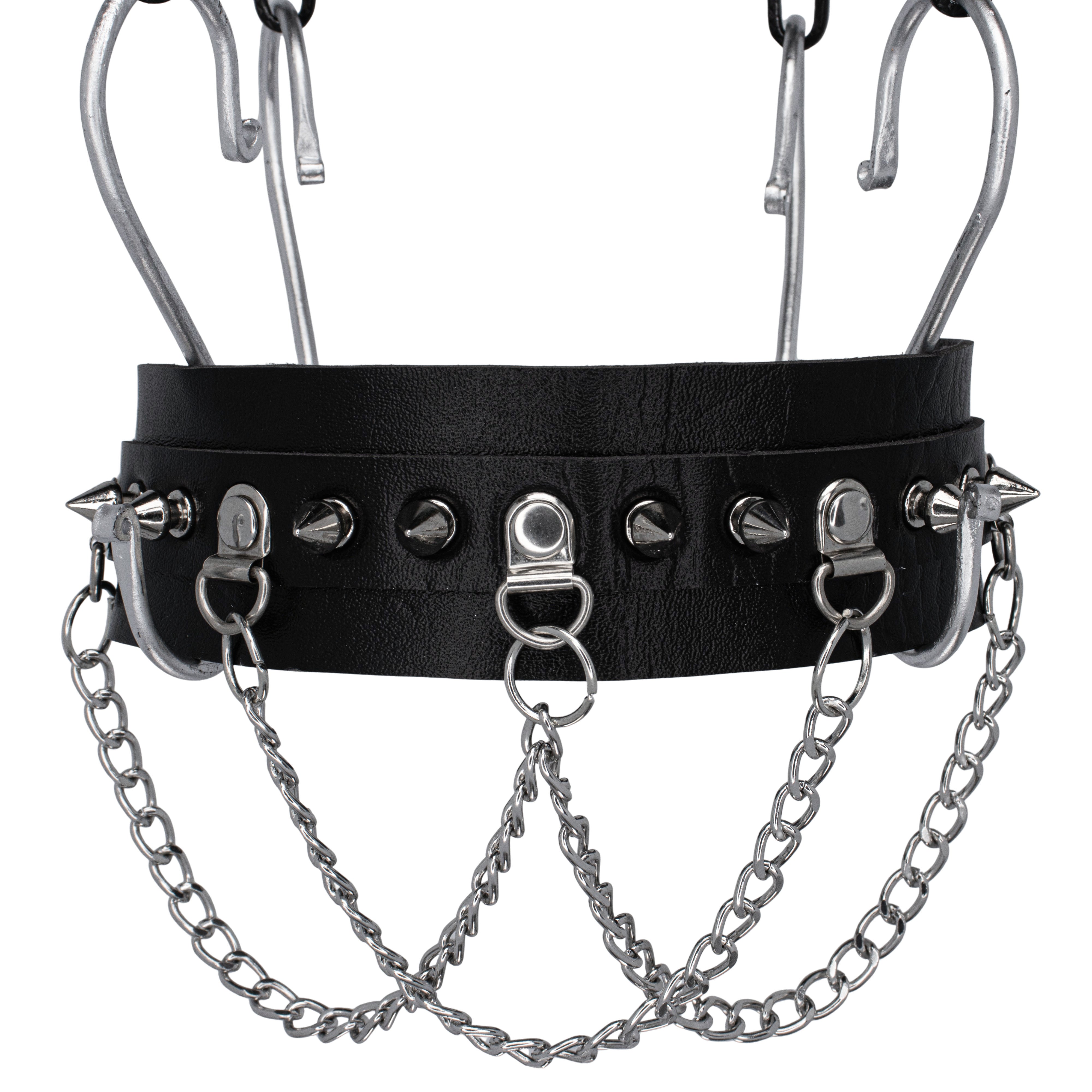 Zwarte choker van PU-leer met zilveren ketting en studs, ontworpen voor een industriële en rauwe technostijl. Geschikt voor unisex rave outfits.

Voorkant