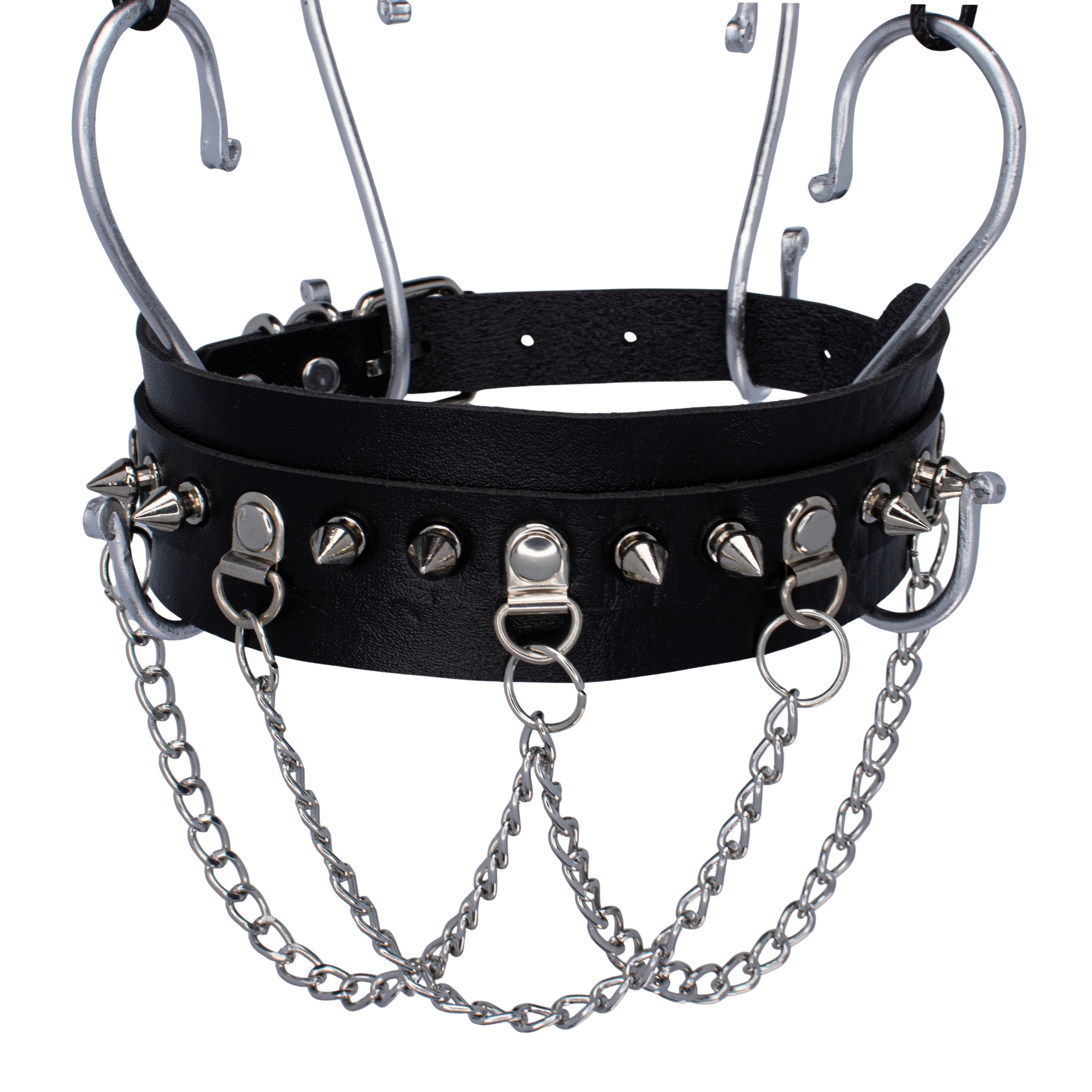 Zwarte choker van PU-leer met zilveren ketting en studs, ontworpen voor een industriële en rauwe technostijl. Geschikt voor unisex rave outfits.

Schuin van boven