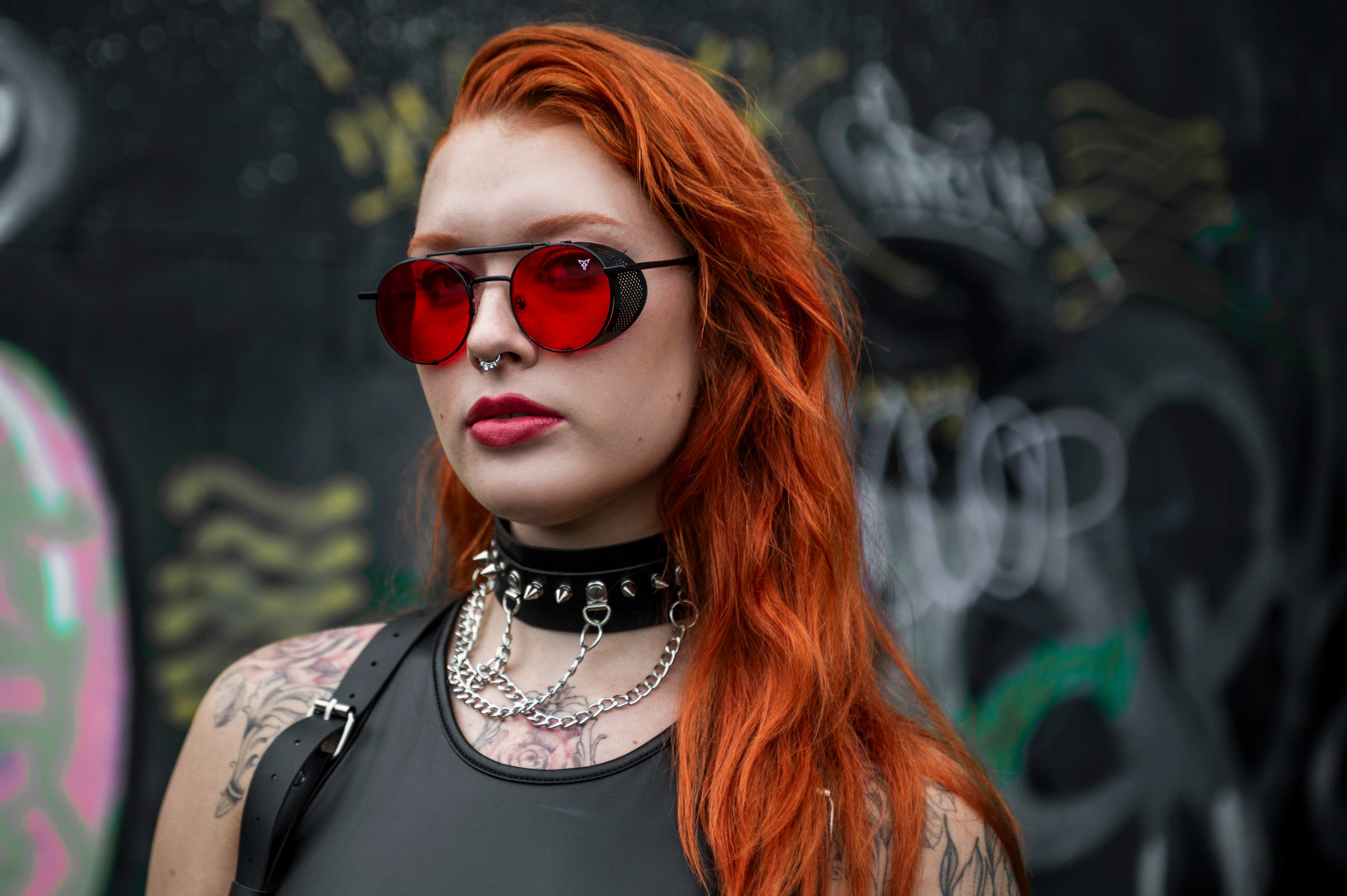 woman dimensio red rood rave zonnebril sunglasses techno punk