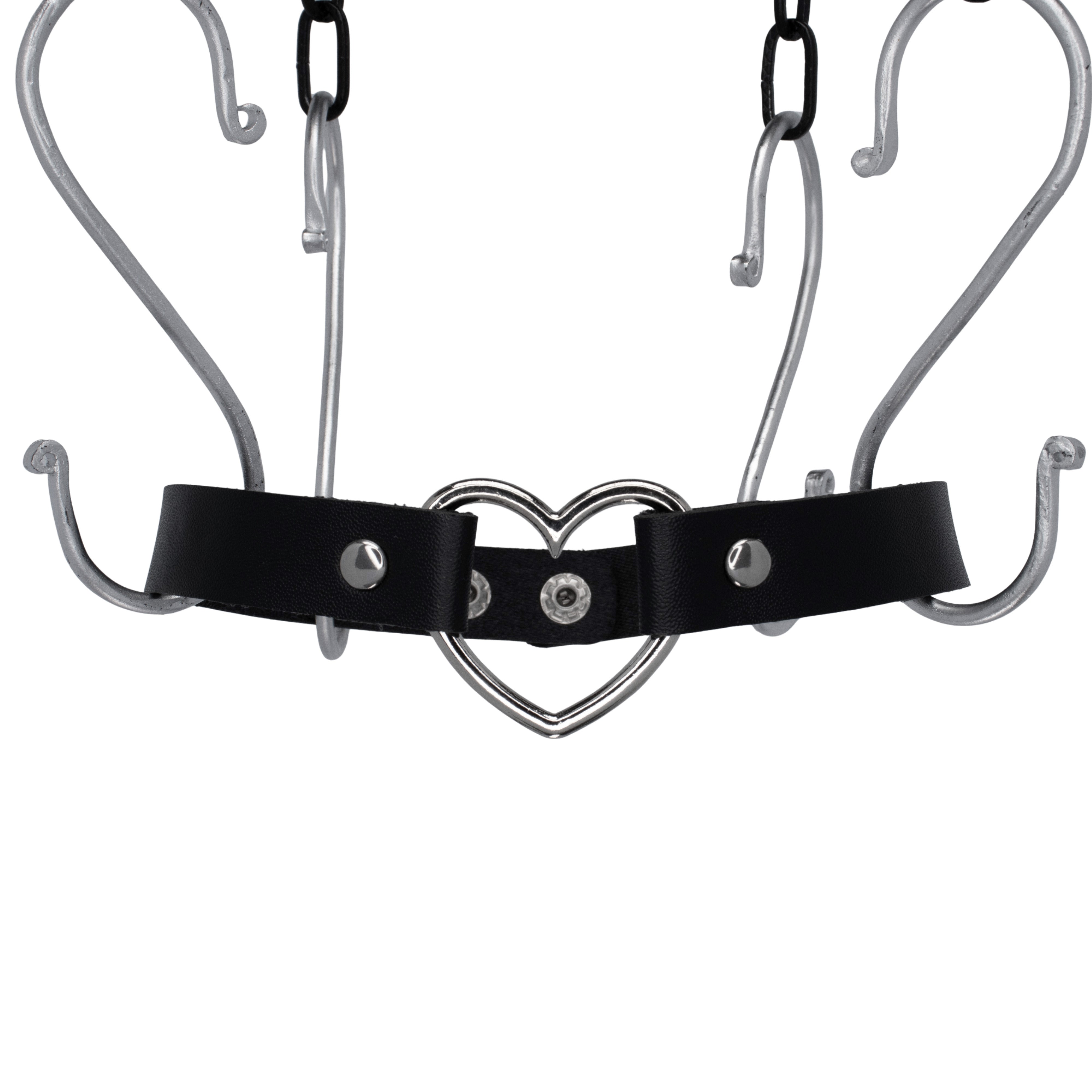 Zwarte PU-leren choker met zilveren hartdetail, verstelbaar met druksluiting. 51 cm lang en 2,5 cm breed, perfect voor unisex rave-stijlen en techno feesten.

Voorkant