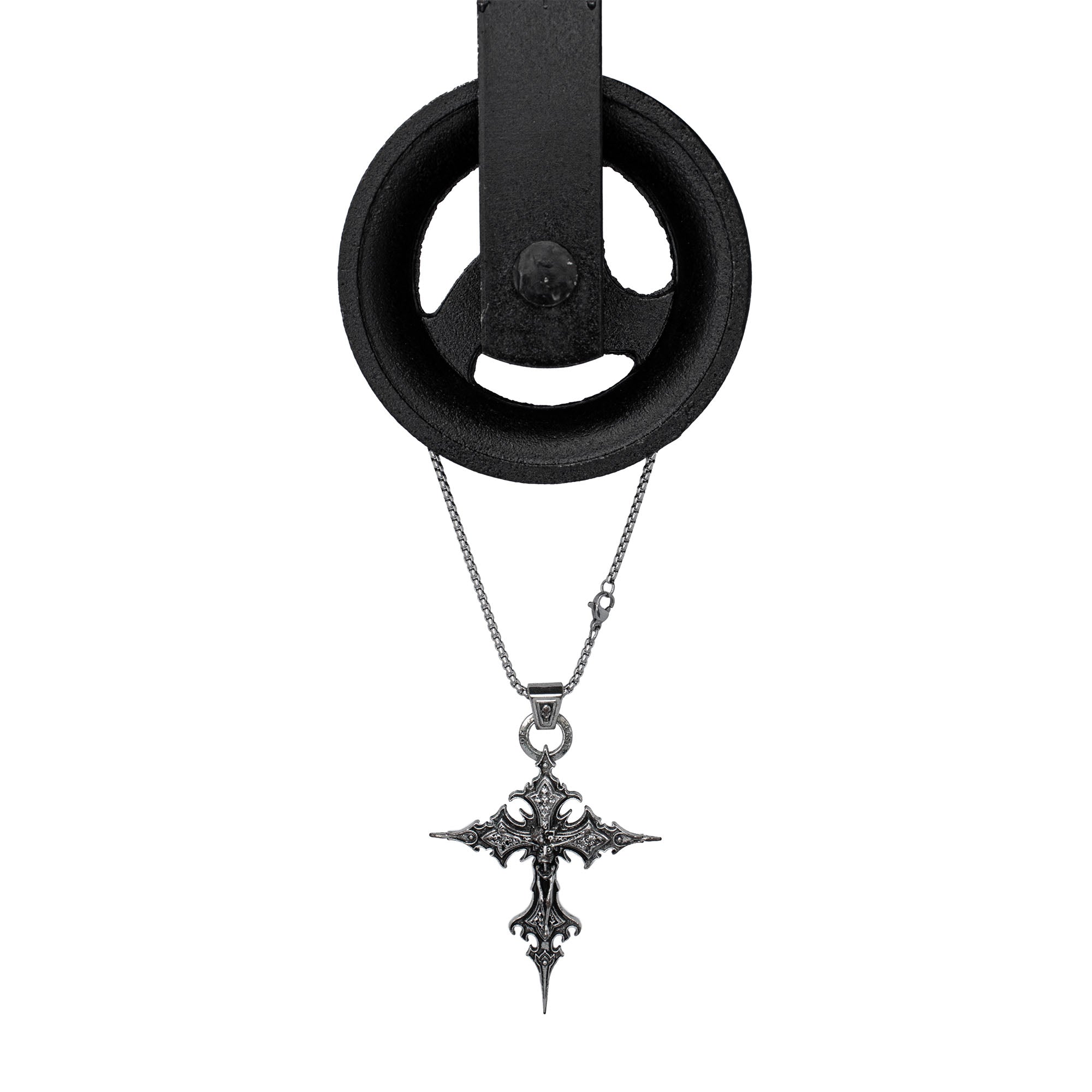 Foto voorzijde 'Dark Cross' rave ketting van RARE RAVERS, een zilveren ketting met een groot kruis van 8,5 cm, perfect voor een unieke en opvallende rave- of techno-look.