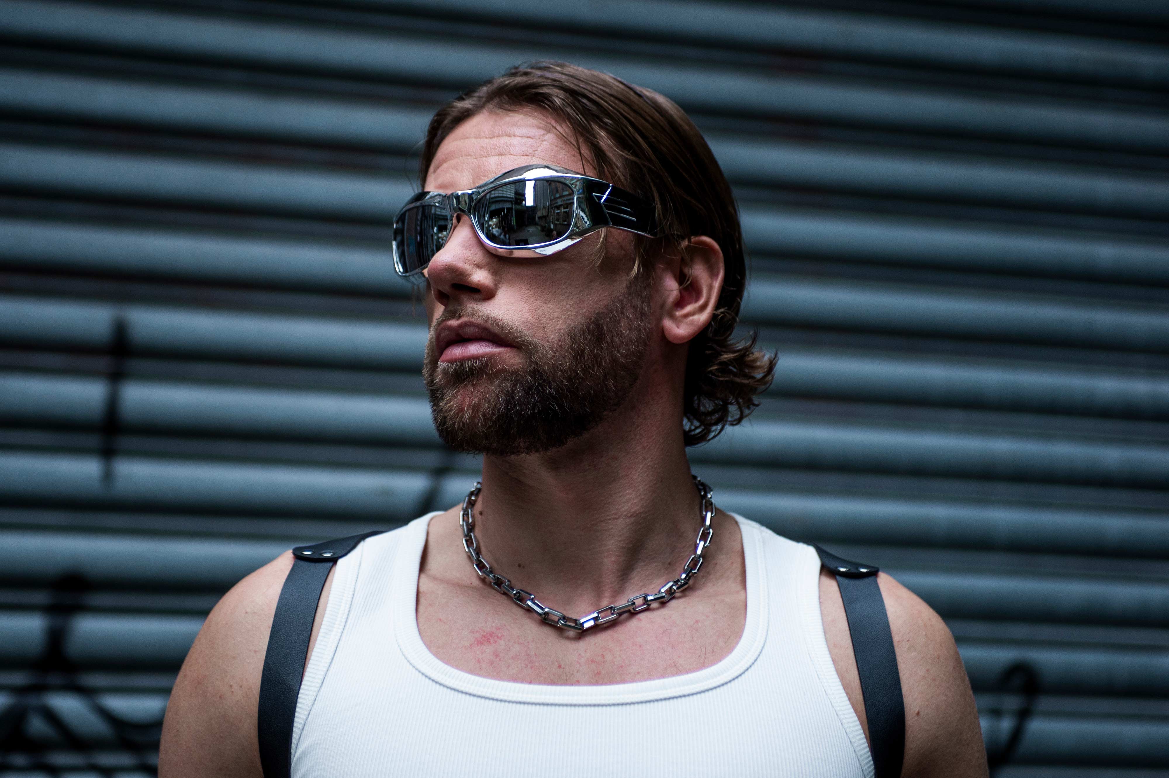 zilveren rave bril 'Nox' spiegelglazen festival man model