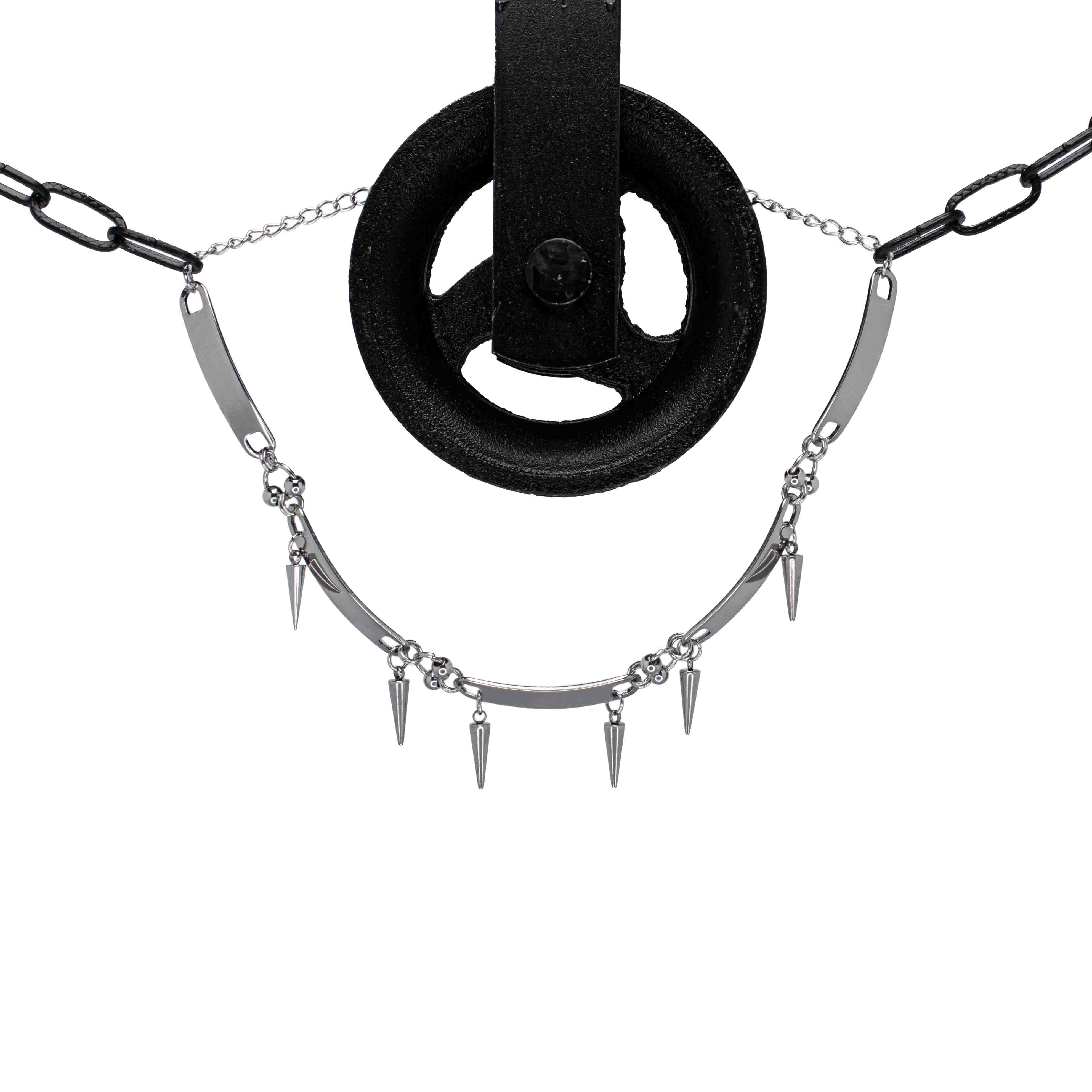 Foto voorzijde van de 'Iron Choker' rave ketting van RARE RAVERS, een zilveren ketting met rauwe, industriële uitstraling. Mooi accessoire voor techno festivals en underground raves.