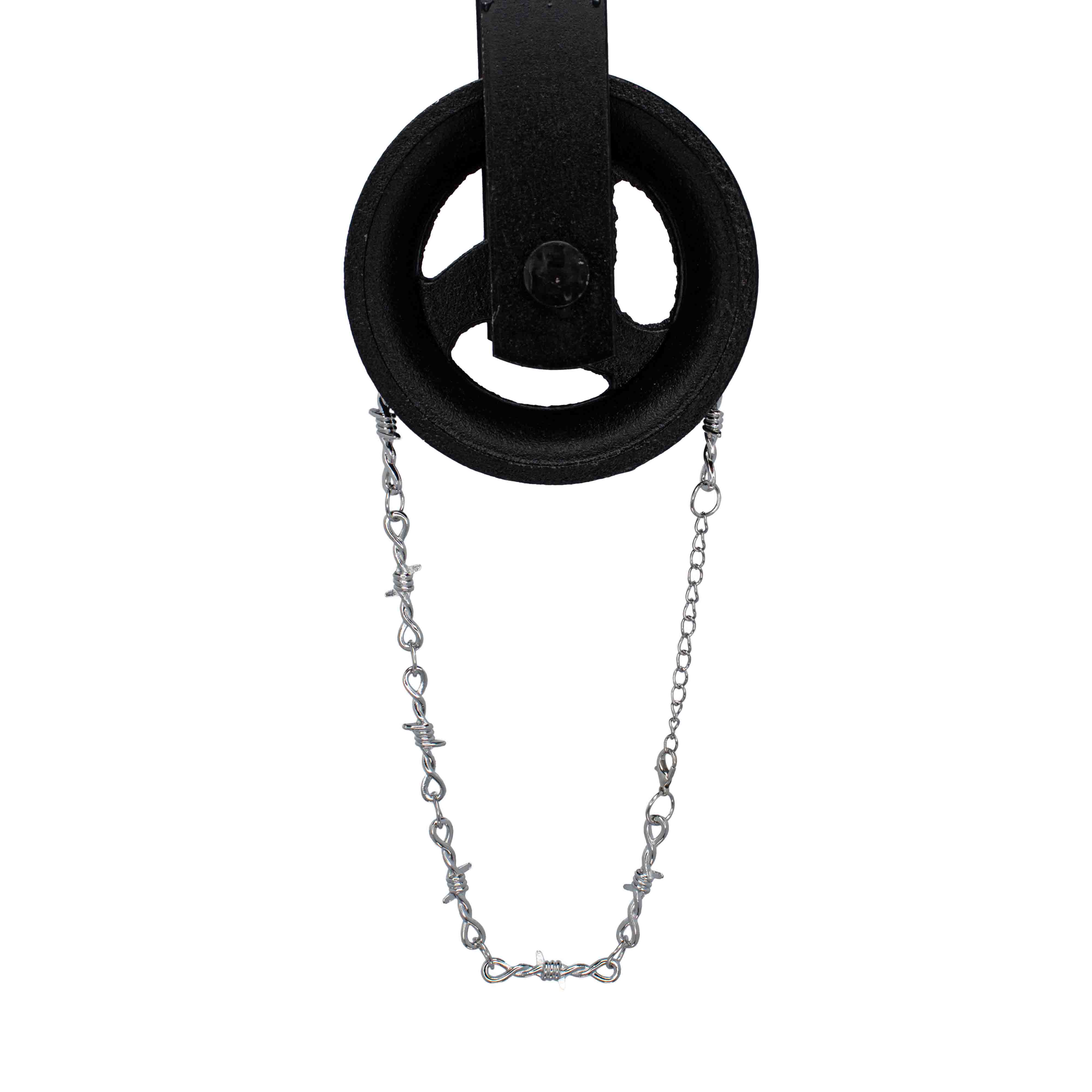 De 'Barbed Wire' rave ketting van RARE RAVERS, een zilveren ketting met prikkeldraadontwerp, perfect voor een industriële en stoere look tijdens festivals of techno raves.

Gezien van voorzijde