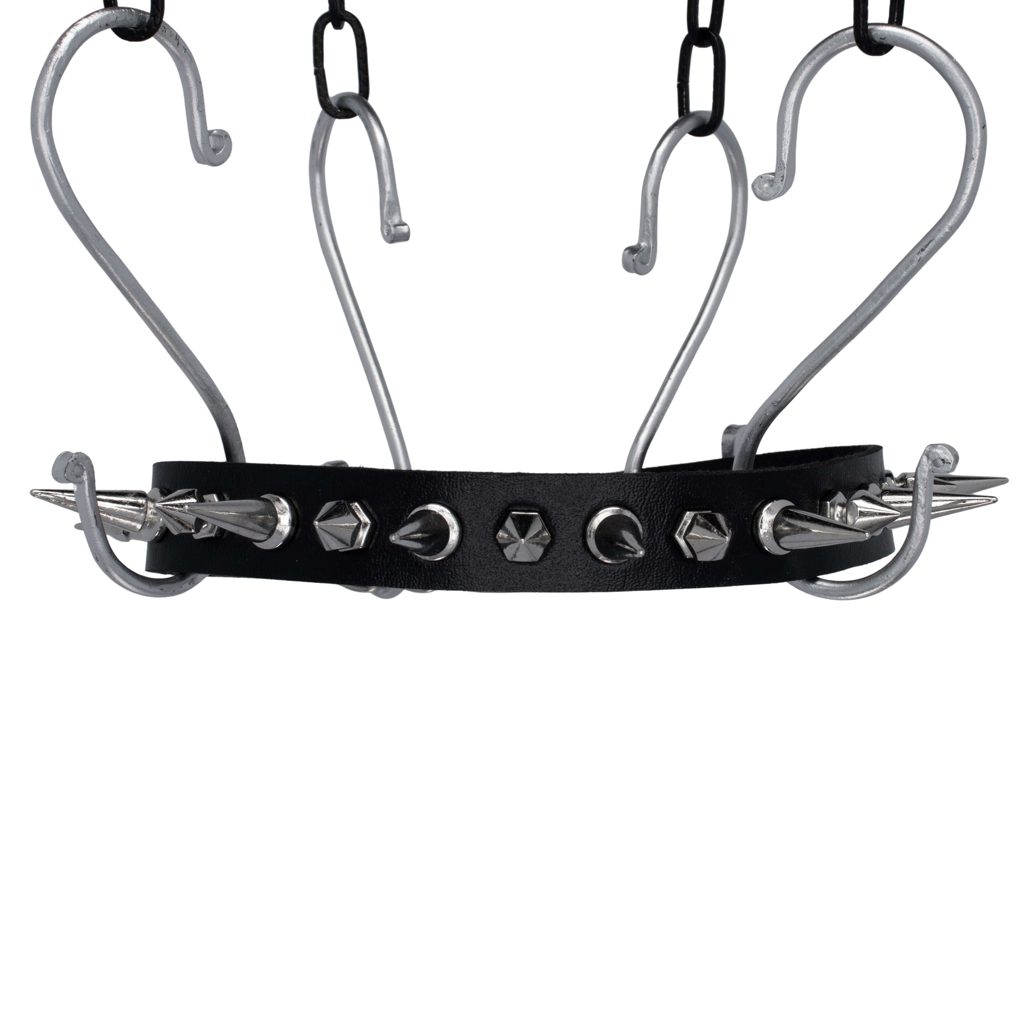 Zwarte PU-leren choker met zilveren spikes, 43 cm lang en 1,8 cm breed. Verstelbaar met gesp, unisex ontwerp voor de technoscene en rave outfits.

Voorkant

