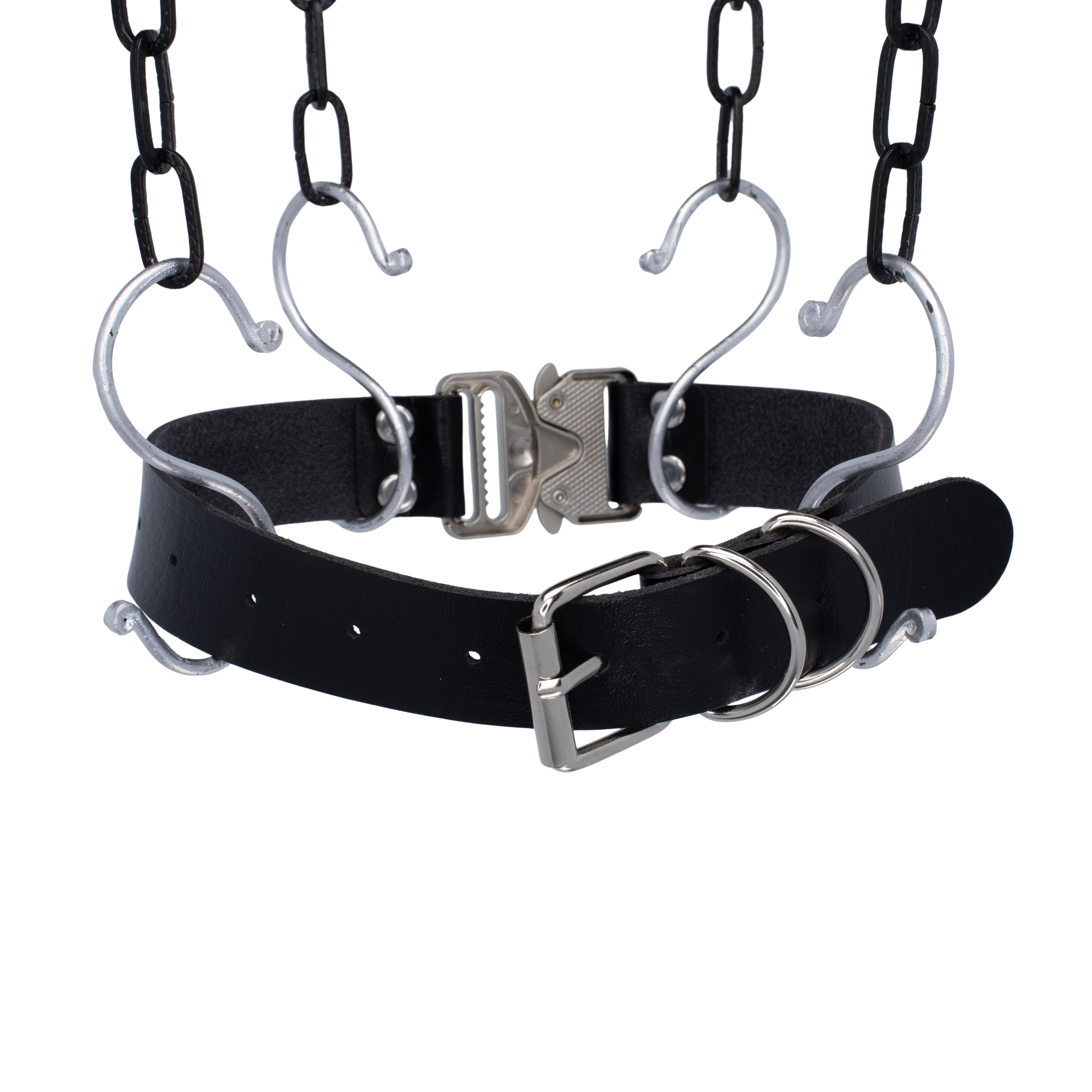 Zwarte PU-leren choker met zilveren details, verstelbaar via gespen aan de voor- en achterkant. 51 cm lang en 2,5 cm breed, unisex ontwerp, ideaal voor techno feesten en rave outfits.

Achterkant