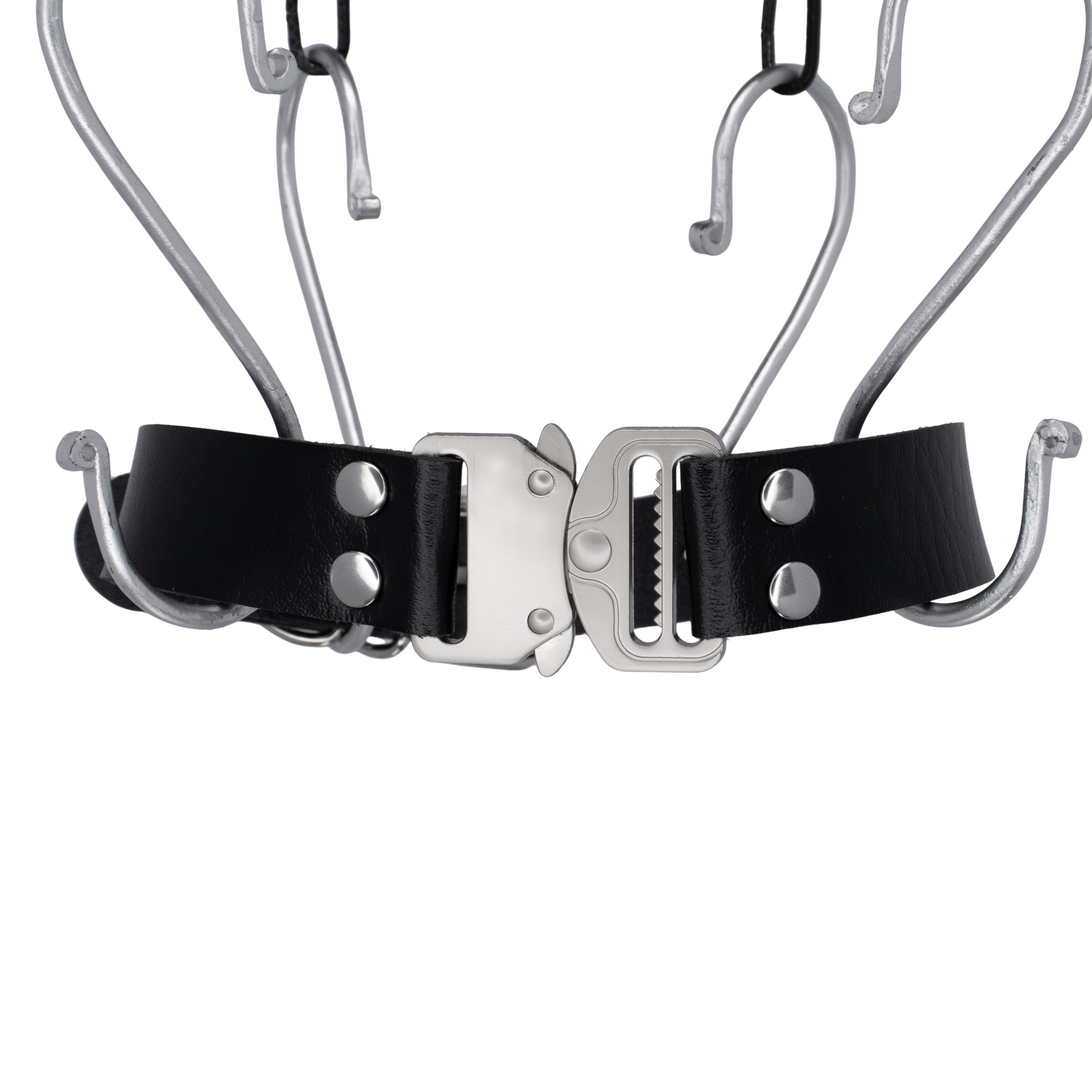 Zwarte PU-leren choker met zilveren details, verstelbaar via gespen aan de voor- en achterkant. 51 cm lang en 2,5 cm breed, unisex ontwerp, ideaal voor techno feesten en rave outfits.

Voorkant