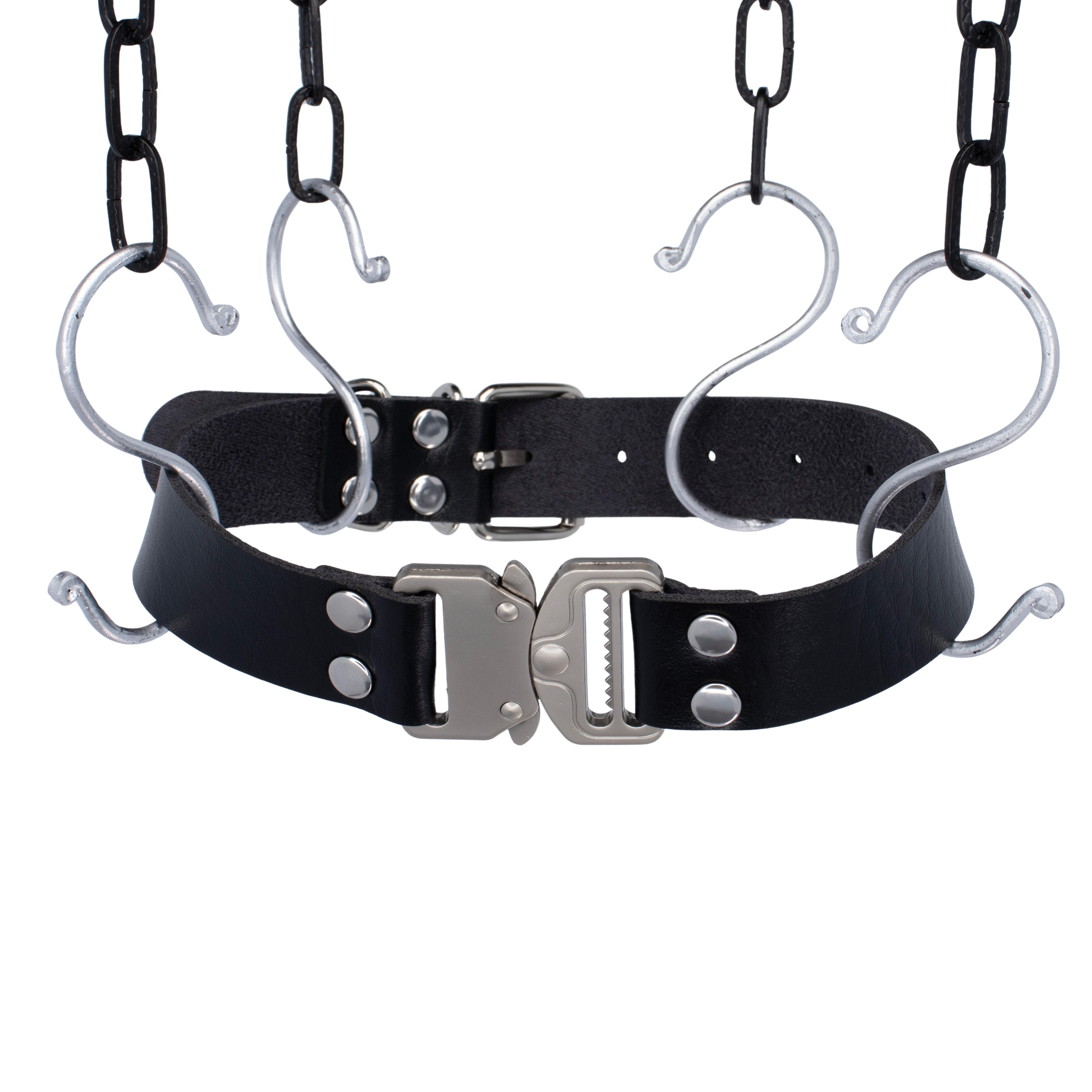 Zwarte PU-leren choker met zilveren details, verstelbaar via gespen aan de voor- en achterkant. 51 cm lang en 2,5 cm breed, unisex ontwerp, ideaal voor techno feesten en rave outfits.

Schuin van boven