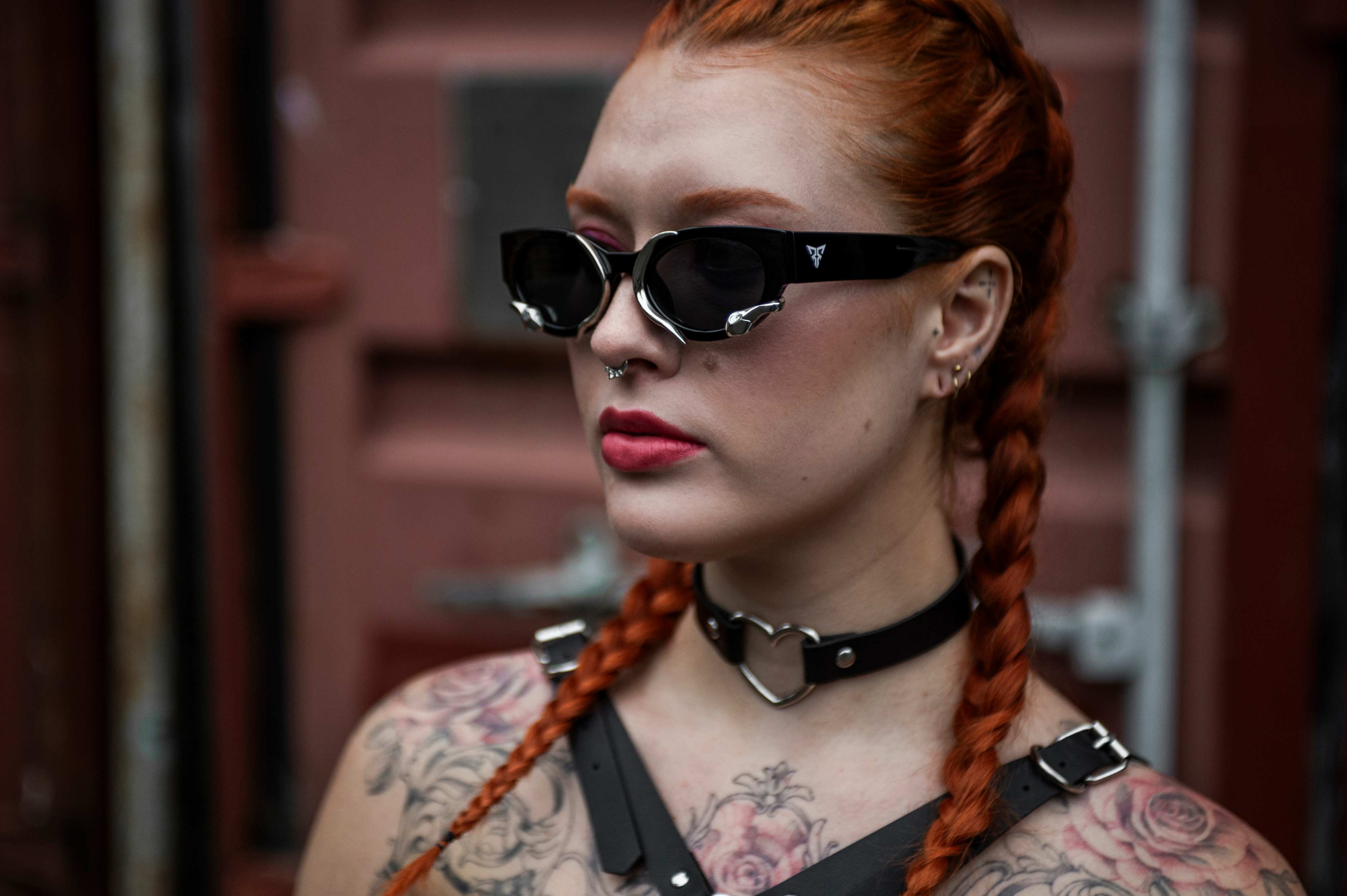 woman black zwart snake medusa rave glasses zonnebril techno